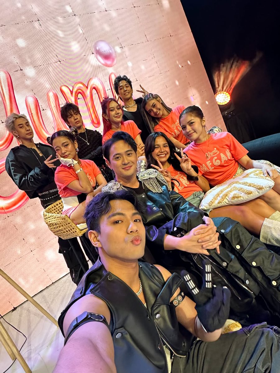 gmanetwork's tweet photo. YUMI x BGYO ✨

A cute photo dump from #Zephanie with #BGYO straight from the set of #BornToShine! 🤩

#fyp

📸: Zephanie via Instagram https://t.co/j1zAAD3uzb