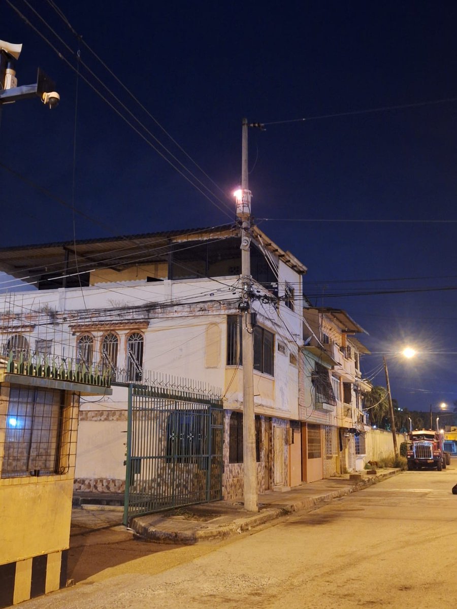 franml79's tweet photo. #Urgente Sres de @CNEL_EP @servicioscnelep Sé incendia el transformador de la Mz 9B villa 1, atrás del Registro Civil en la ciudadela los Esteros, se necesita que manden cuadrilla a resolver el problema, varios carros afectados y la comunidad está preocupada.
@BomberosGYE https://t.co/rpt6wuC5Wt