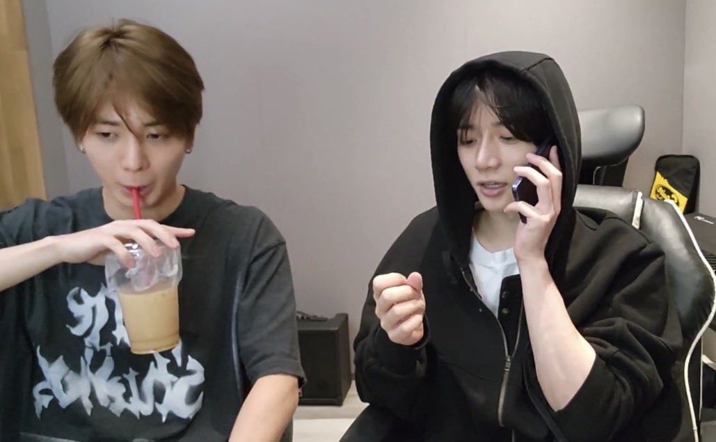 translatingTXT's tweet photo. beomgyu called his brother in real-time for a moa’s worry about their sibling (they called him to ask him how he overpowered his sibling since he has experience of doing it to beomgyu when he was younger) and beomgyu’s brother said that it could be done with physical strength and when beomgyu asked if he remembers hitting him when he was younger, his brother said he’s tried his to forget it and that he still feels so bad about it, he can’t sleep at night 😭 beomgyu said that whenever they meet, he still apologizes and says he feels bad saying he doesn’t know why he did it back then