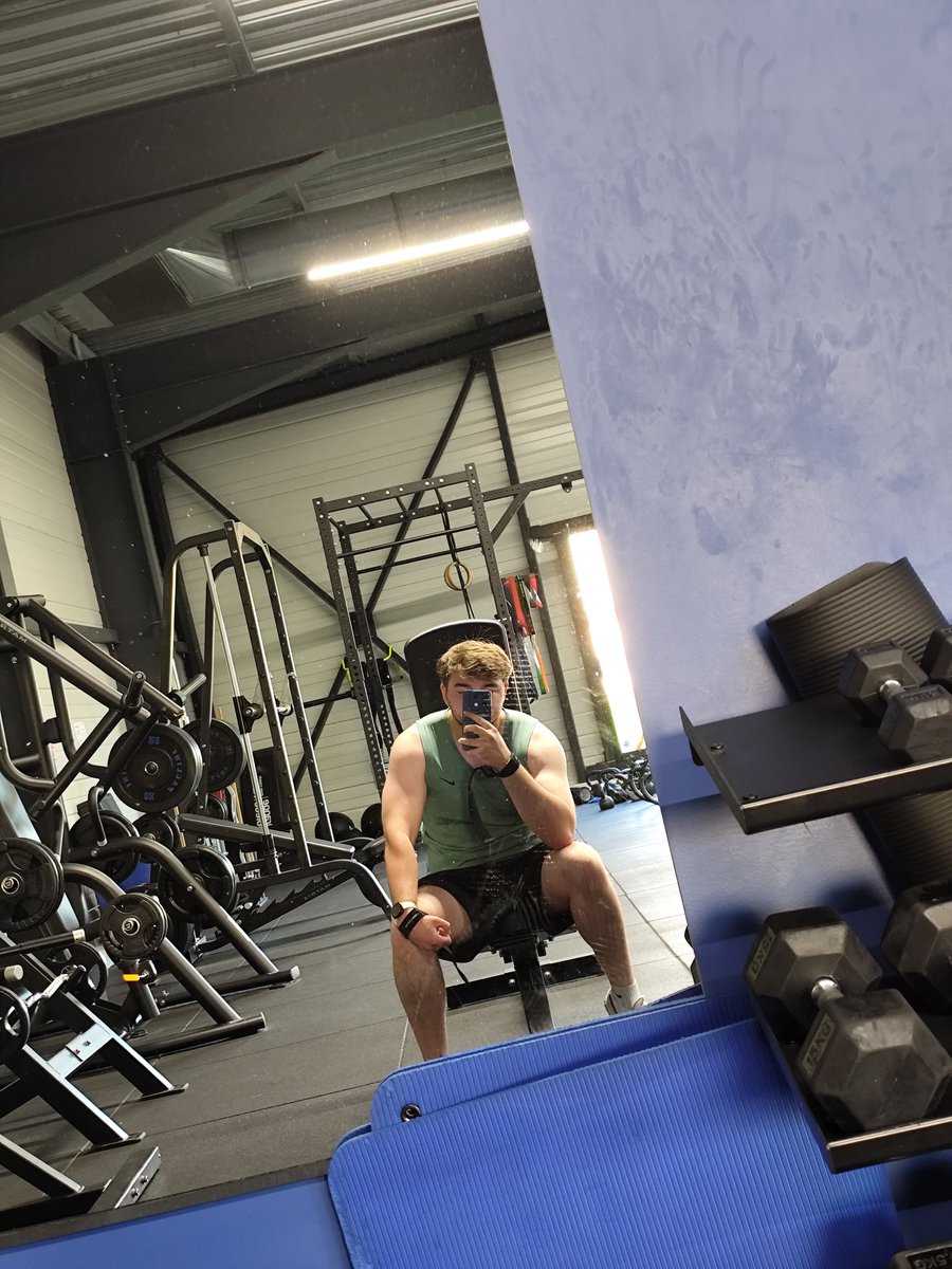 CocoRablet69's tweet photo. Les miroirs de la salle ils sont trop boostés, t'a l'impression d'être musclé puis tu rentres chez toi et tu ressembles à shrek au final https://t.co/XxUK1Sa2GE