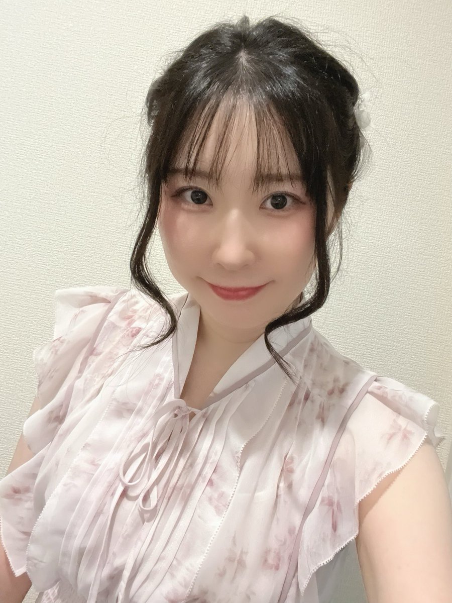 komatsu_mana's tweet photo. お誕生日を迎えました🎂

家族も増え、慌ただしくも幸せで充実した毎日を過ごしております☺️
今年も、より一層幸せに満ち足りた一年になりますように！

これからも自分らしく、自分のペースで、人生を歩んでいきます💐

小松真奈 https://t.co/byOisSP85H