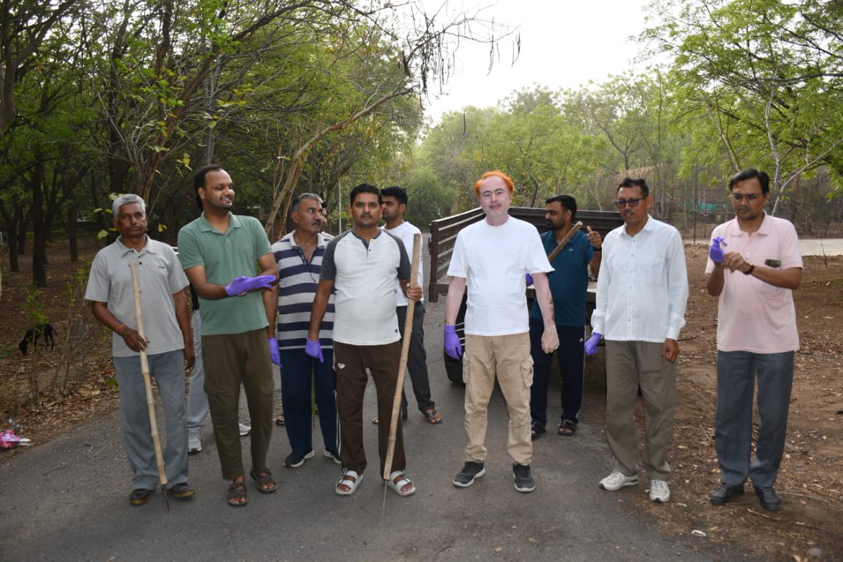 Twitt_AFRI's tweet photo. स्वच्छता पखवाड़ा 2026 के अंतर्गत भावाअशिप-शुष्क वन अनुसंधान संस्थान के रहवासी परिसर में आज सुबह सामूहिक सहयोग से सफाई अभियान चला कर लोगों को अपने आसपास के क्षेत्र को साफ सुथरा रखने हेतु जागरूक किया गया था। https://t.co/oAPJSorBfO