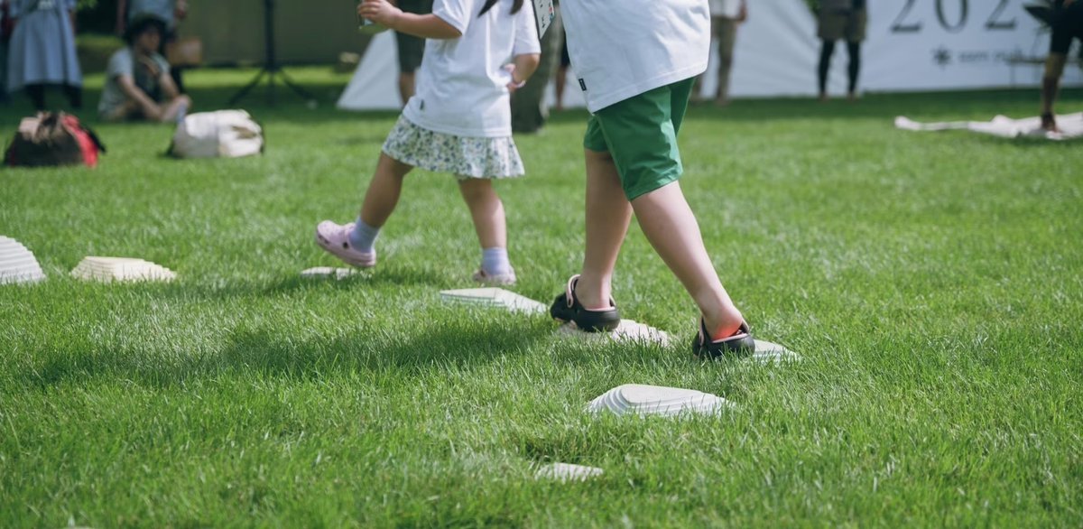 camp_hack's tweet photo. スノーピーク、本気で子供向けキャンプをやります。

「こどもピークキャンプ」が7月25日〜26日に「スノーピーク赤城キャンプフィールド」で開催。

森を探索してクエストに挑戦したり、自然観察を楽しんだり、焚き火を囲んで星空を眺めたり。子供が主役となって自然の中でさまざまな体験ができる1泊2日のイベントです。

さらに、プロジェクトパートナーのイモトアヤコさんも1日目に参加予定。

応募期間は5月26日〜6月19日。当選発表は6月26日で、先着ではなく抽選制です。

夏休みに特別な体験をさせたいファミリーは要チェック。