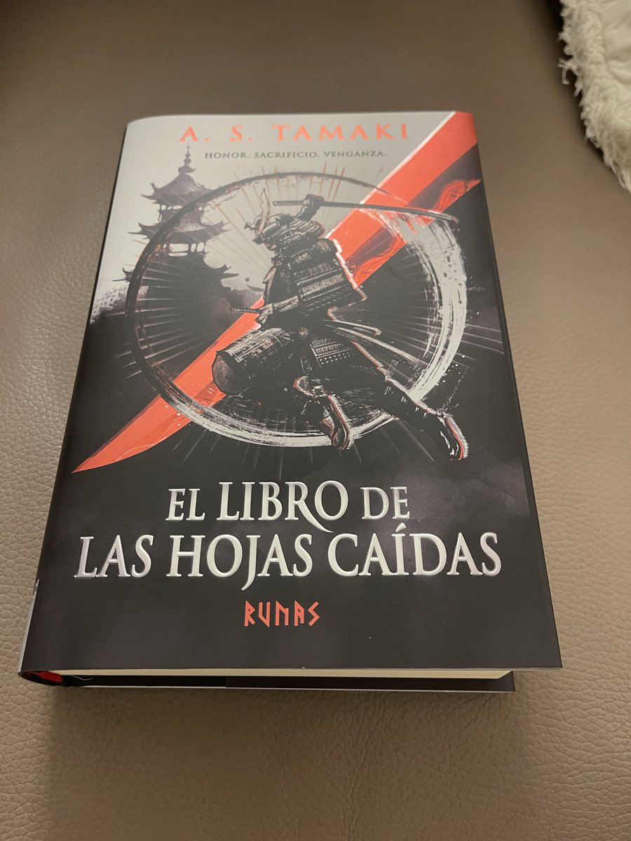 LuisSalasLopez2's tweet photo. ⭐️⭐️🌟/5 Decepción absoluta! La premisa es de las que me gustan, la edición es preciosa… pero el contenido es muy flojo. Muchos personajes pero todos podrían ser el mismo.Malos dialogos, la narración terrible… y te lias con nombres que no tienen relevancia. Mal muy mal https://t.co/1E0x8oNZeP