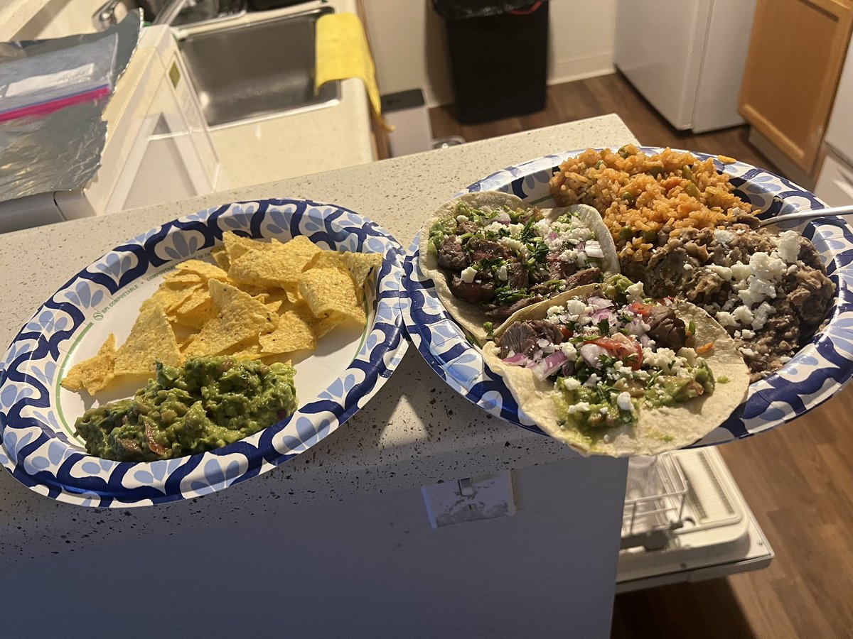 addemslit's tweet photo. I had to make more guacamole for tonight, shit was so cash https://t.co/5ZyyKHBz0u