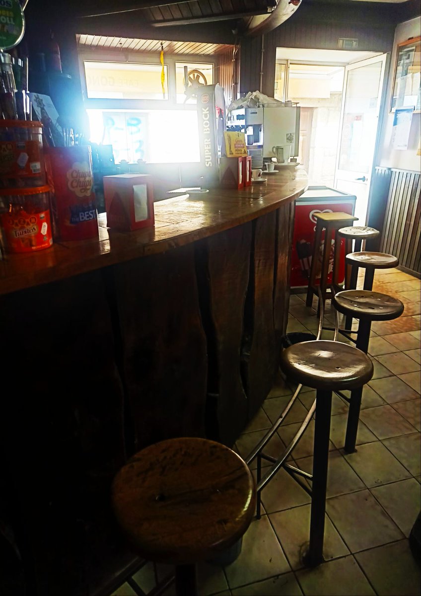 Tuautemmightred's tweet photo. No hay queja posible de las 7 paradas que hicimos en el Weer Balking de ayer, a orillas del Miño.

Me quedo con el Café Gonçalves de Lapela. 
El típico local auténtico que resume la esencia de este deporte de élite.
Y la cerveza a 1'30 €... https://t.co/5Jxga8SzdD