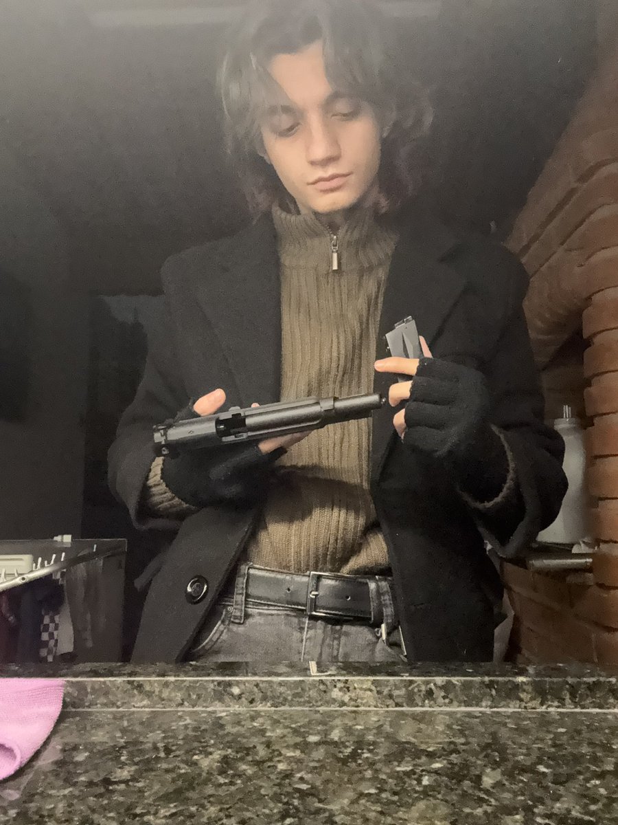 _okamoto_'s tweet photo. “The name is Bond, Juliana Bond” https://t.co/r3eUTffkLK
