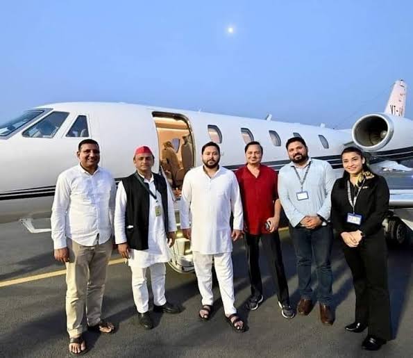 jpsin1's tweet photo. साइकिल का बखान करने वाले और दूसरों को साइकिल पर चलने की प्रेरणा देने वाले अखिलेश यादव कभी अपने प्राइवेट जेट की बात नहीं करते 

अखिलेश यादव कभी रूटीन एयरलाइंस में कभी भी  सफर  नहीं करते 

बल्कि जहां जाना होता है प्राइवेट जेट में सफर करते हैं 

अगर उत्तर प्रदेश को किसी ने तबीयत से लूटा  है दोनों हाथों से लूटा  है तो अखिलेश यादव है