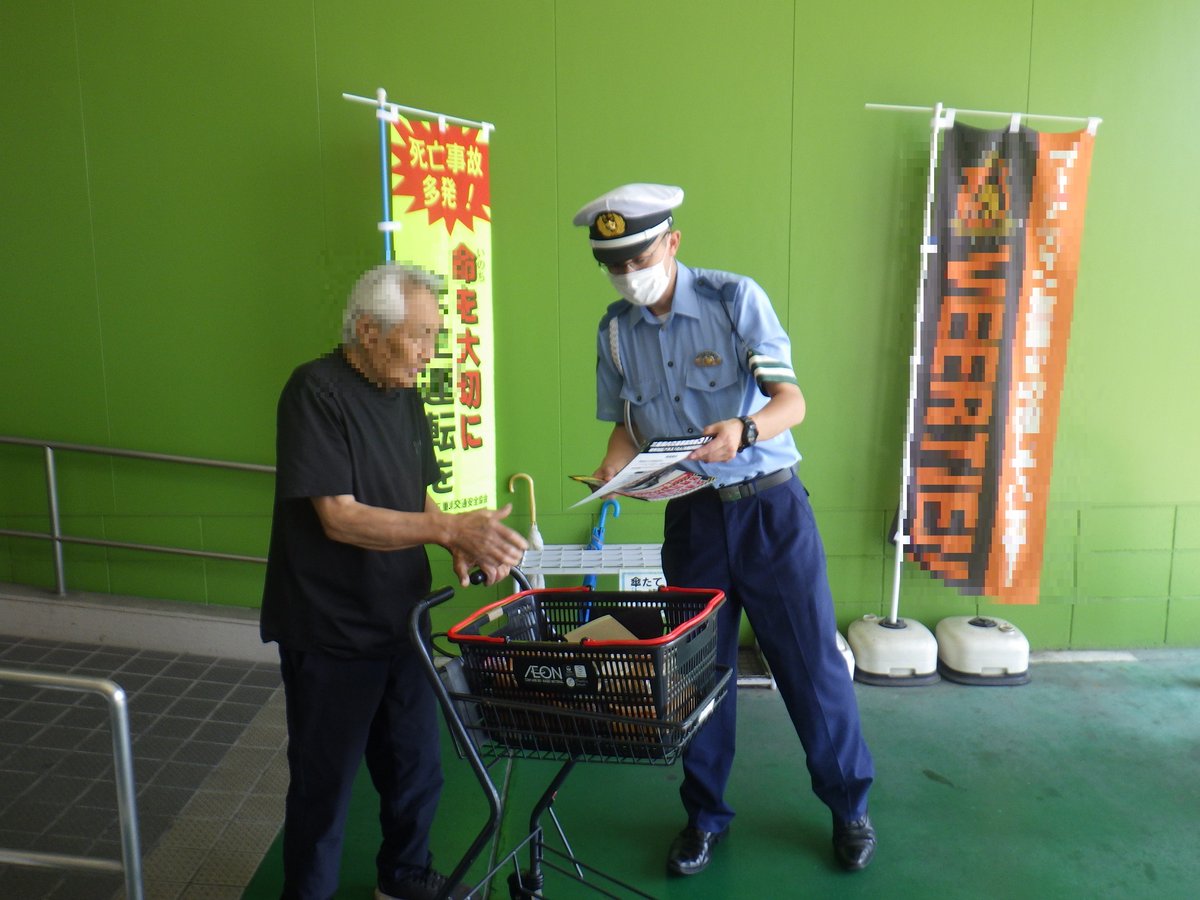 Mpp_mie's tweet photo. 【四日市西署から】
　県内で交通死亡事故多発警報が発令されています🚨商業施設でチラシを配り、交通事故防止を呼びかけました📢
　みなさん交通ルールを守り、安全運転をお願いします👮 https://t.co/VeVtPSZA3D