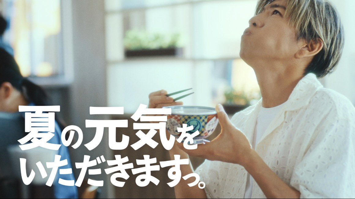 smapta's tweet photo. 拓哉君、子供の頃食べた山芋で口の周りが痒くなってそれ以来苦手だった山芋💦食わず嫌いでも苦手食材だったよね。

でも､今は克服？出来たみたいでとっても美味しそうに頂く姿に思わずこちらもニッコリ😋してしまいます。
夏にピッタリのメニューですね。

 #吉野家 #木村拓哉 #麦とろ牛 https://t.co/b3TuzDwmr1