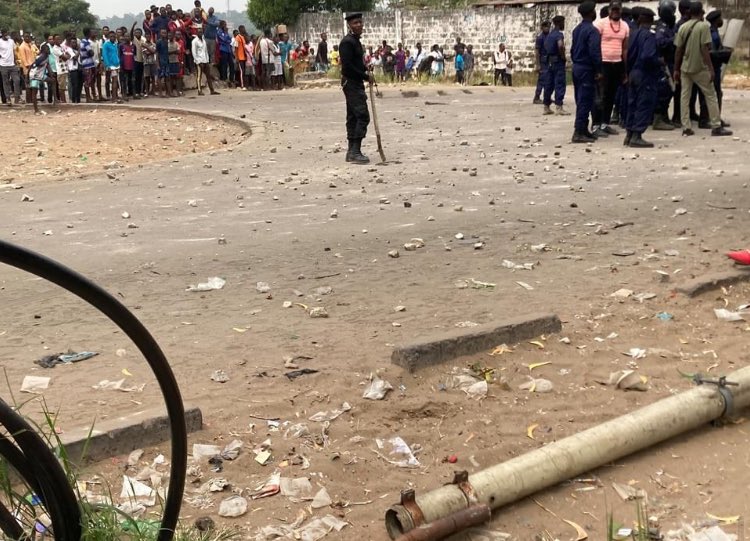 Issaaruna1's tweet photo. 🇨🇩#Kinshasa:#Unikin en 🔥🔥 https://t.co/hpVmrOubc1