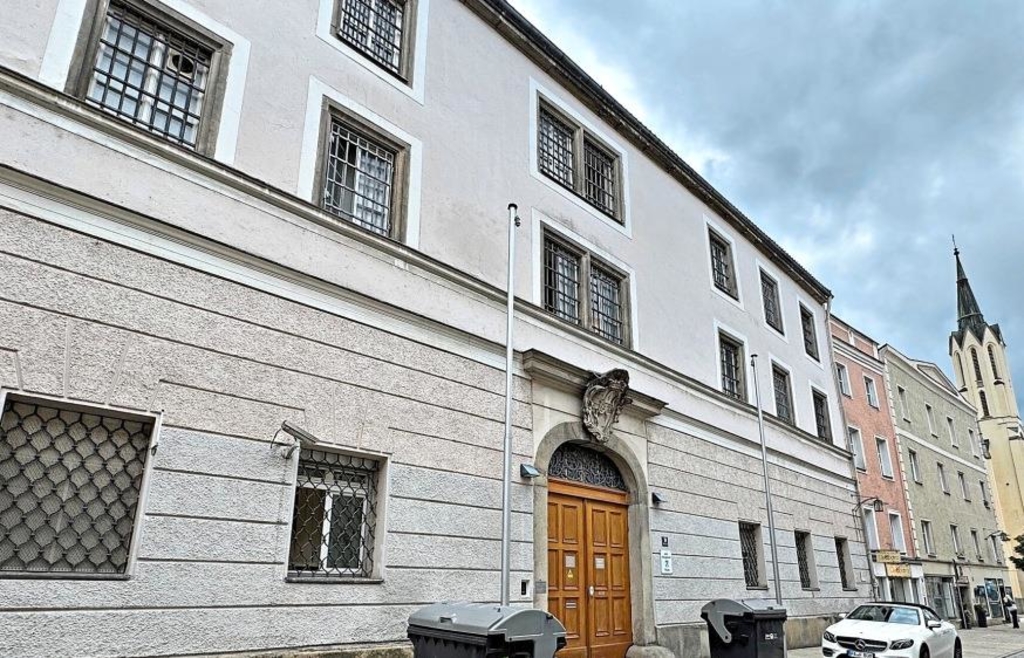 pnp's tweet photo. Die Justiz will das alte Passauer Gefängnis nicht – was passiert mit dem Gebäude in bester Lage? https://t.co/V6OmJHpyRI https://t.co/2hU9c9Renp