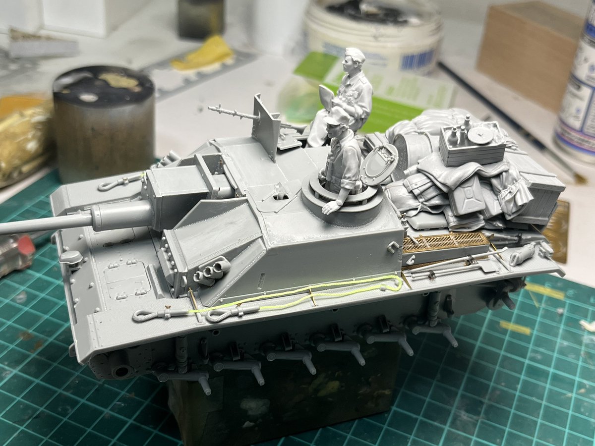 jyun_azuma28's tweet photo. ドラゴンの３号突撃砲　組み立て中　積荷とかの配置はこんな感じ https://t.co/dI8ov6GiEz
