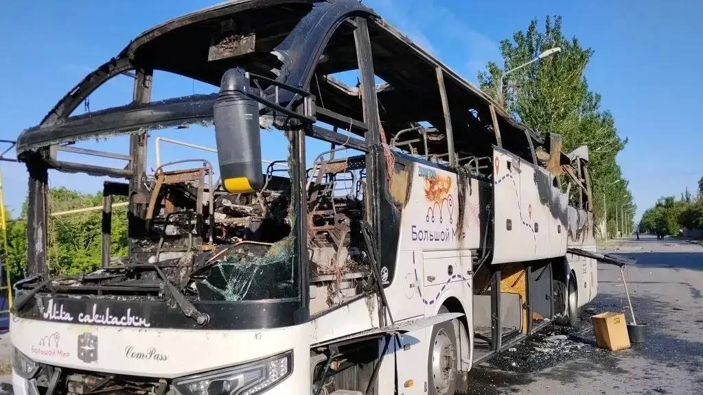 CesareSacchetti's tweet photo. Altro attacco terroristico di Zelensky. Stavolta i nazisti di Kiev hanno ucciso 7 civili che viaggiavano su un pullman nella regione di Donetsk. L'attacco è stato eseguito attraverso i soliti droni che la Meloni e gli altri governi europei danno a Zelensky. Anche tale strage è stata censurata dagli organi di stampa. I media stanno nascondendo agli italiani i crimini di guerra commessi da Zelensky con l'assistenza del governo Meloni.