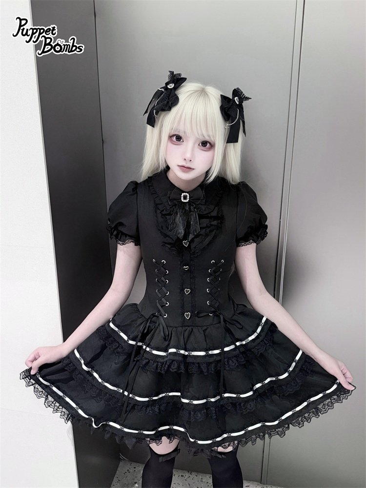 toalicejapan's tweet photo. ❤️ToAliceJapan❤️

\ Pre Order /
6月23日(火)まで🌟ご予約受付中🎀

・レイヤード風レースアップティアードワンピース　¥15,730
⇢🛒https://t.co/GSFUsokOiV

カラー：ブラック
（各サイズ:S/M/L/XL）

※9月中旬頃の入荷予定

🖤PuppetBombs一覧⇩
［https://t.co/U6EctgzXVC］
#PuppetBombs #PuppetBombs予約商品
