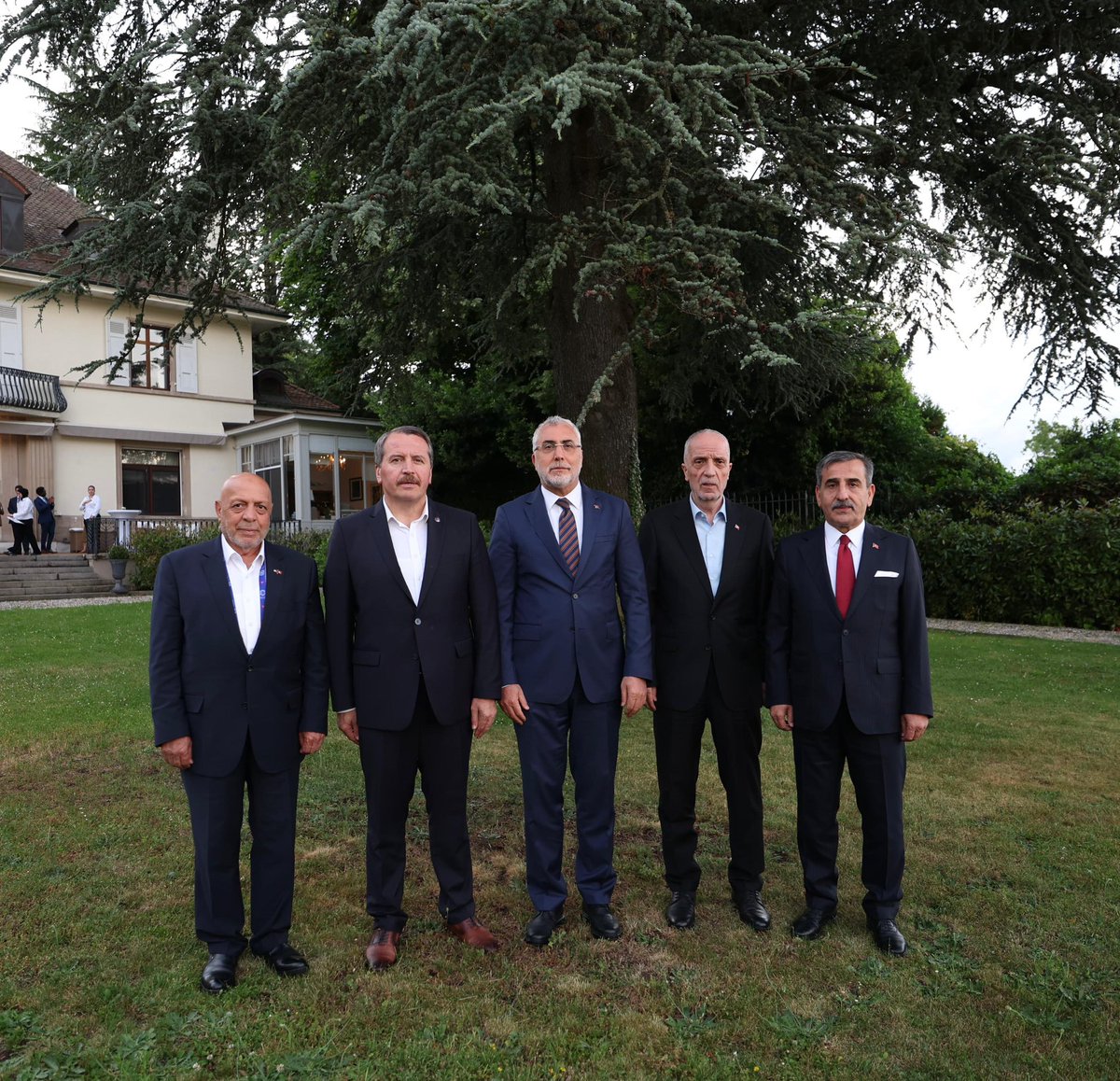 _aliyalcin_'s tweet photo. Uluslararası Çalışma Örgütü’nün [ ILO ] 114.Çalışma Konferansı Cenevre’de başladı

Birleşmiş Milletler Cenevre Ofisi Nezdindeki Daimî Temsilciliğimizde Çalışma ve Sosyal Güvenlik Bakanı Sn. Vedat Işıkhan, bazı ülkelerin bakanları, işveren ve iş görenleri temsilen emek örgütlerinin başkan ve yöneticileri, yabancı misyon şefleri, basın mensupları bir araya geldik.

1-12 Haziran arasında devam edecek 114.Çalışma Konferansında ILO; sosyal adalet, platform ekonomisi, çalışma hayatına ilişkin uluslararası normlarının uygulanması gibi bir çok başlıkta  tartışmalara ev sahipliği yapıyor.

▪️Kamu Görevlilerinin en büyük emek örgütü Memur-Sen olarak, sendika yasamızın uluslarası normlara uygun hale gelmesi için yürüttüğümüz çalışmalar ve Uluslarası Adalet Divanı’nın 21 Mayıs 2026 tarihli ILO 87 No’lu Sözleşme kapsamındaki ‘Grev Hakkı’nın sendika özgürlüğünün ayrılmaz bir parçası olduğuna ilişkin tavsiyesi kapsamında 4688’in standartlarının yükseltilmesi mücadelemiz,

▪️Kuruluşunda önemli sorumluluk üstlendiğimiz Uluslararası Emek Konfederasyonu ILC üyesi ülke ve bağlı konfederasyonlarla bir araya geleceğimiz Cenevre’deki resepsiyonumuz,

▪️İsrail’in talebiyle ILO’daki Filistin'in gözlemci üyeliğinin kaldırılması yönündeki oldu bittiye getirilmeye çalışılan önerge üzerine; İslam İşbirliği Teşkilatı [ OIC ] üyesi ülkelerin itirazıyla yeniden oylanmak üzere sosyal tarafları temsil eden tüm delegelerin online oylamasına açılması ve devam eden süreç,

▪️ ILO önünde Hak-İş’in müracatıyla gerçekleşecek olan, destek verdiğimiz ve ILC olarak bileşenlerimizi haberdar ettiğimiz Filistin’e destek ve İsrail’e tepki eylemi,

▪️Memur-Sen olarak ILO’nun 100.yılı vesilesiyle Ankara’da gerçekleştirdiğimiz “İşin Geleceği” başlıklı uluslarası organizasyonumuza katılan 107 ülkeden 177 konfederasyonun ve 6 bölgesel emek örgütünün temsilcileri başta olmak üzere iletişim ve dayanışma içerisinde olduğumuz emek örgütlerinin liderleriyle ikili görüşmeler gibi önemli gündemlerle İLO’dayız.

Büyükelçimiz Sn. Burak Akçapar’ın şahsında Türkiye Cenevre Daimî Temsilcimize, Bakan Sn.Vedat Işıkhan’ın katılımıyla sosyal tarafları ve yabancı temsilcileri bir araya getiren davetleri ve özel ilgileri için teşekkür ediyoruz.

#ILC2026 @MemurSenKonf 
@MemurSenEng @MemurSenAr
@MemurSenFr @ilc_uek