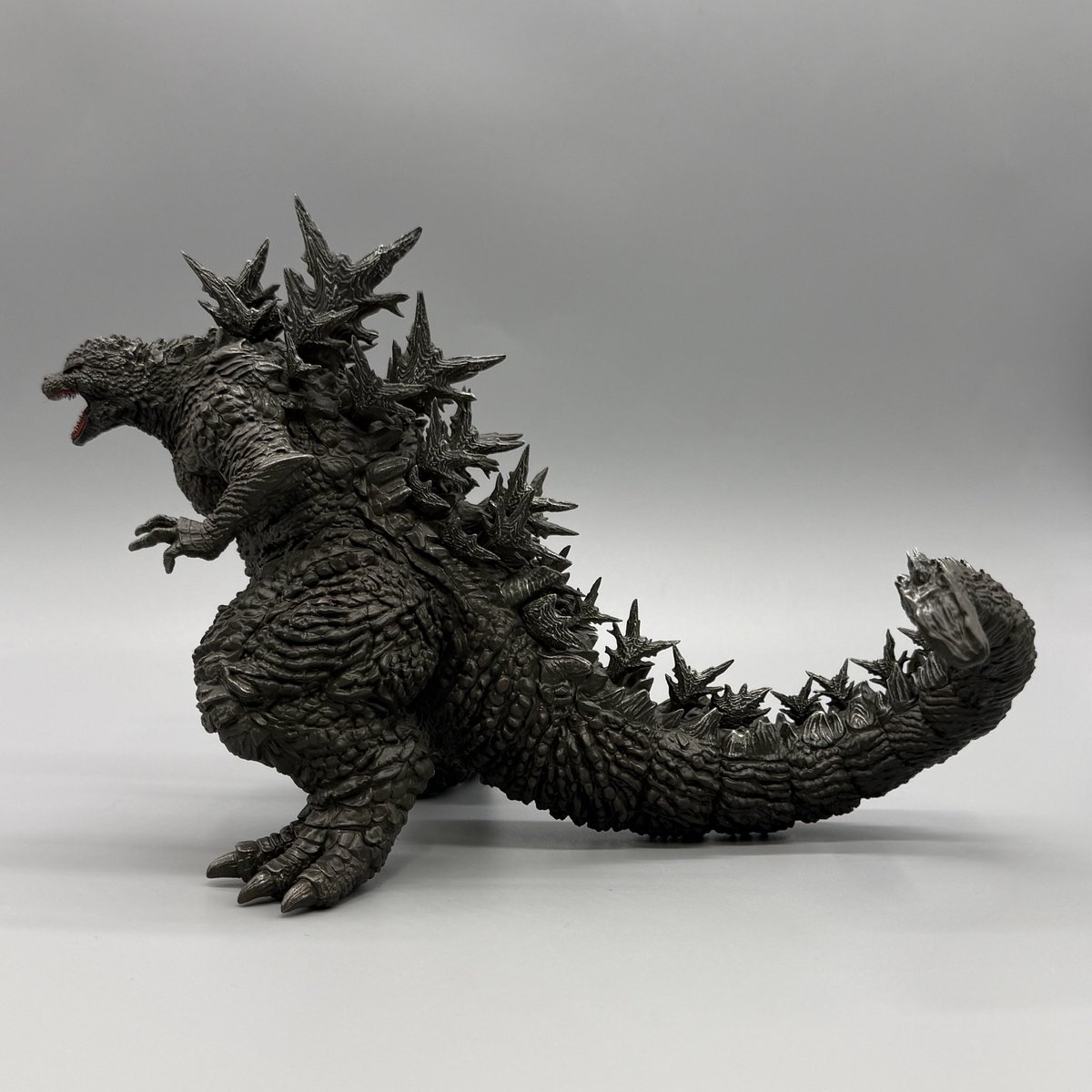 NerimaBaseTokyo's tweet photo. アオシマ ゴジラ-1.0完成！このキットうまく作るとほんと合わせ目がピッタリ消えます。あえて白目を作り三白眼のゴジラ。凹凸を意識しながらのエナメル塗料3色ほどでドライブラシ。いい質感に仕上がりました！ https://t.co/1qcak74B7A