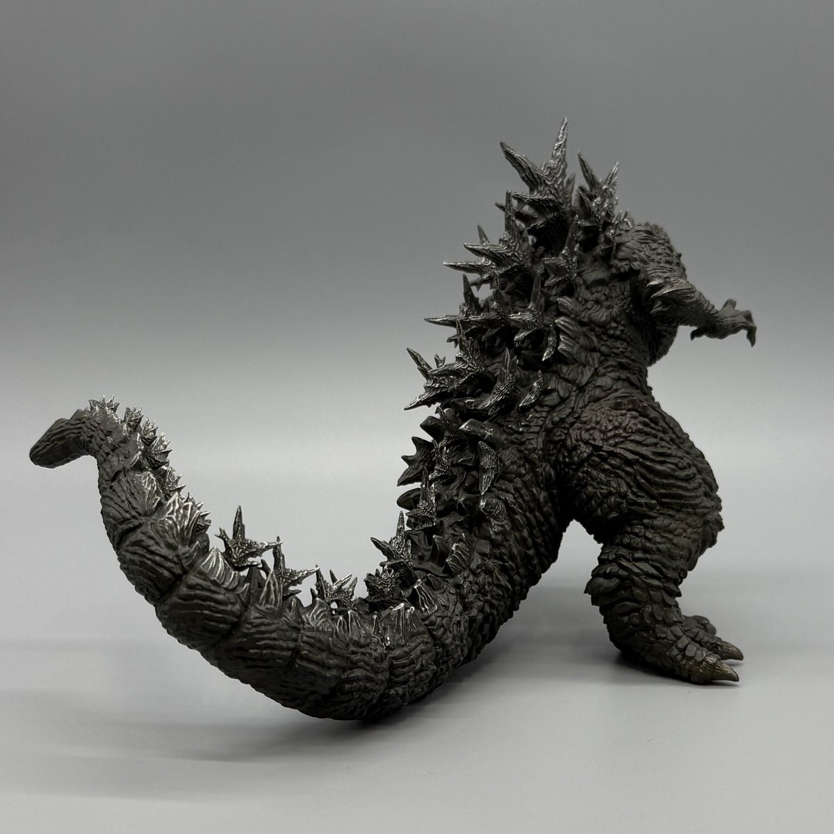 NerimaBaseTokyo's tweet photo. アオシマ ゴジラ-1.0完成！このキットうまく作るとほんと合わせ目がピッタリ消えます。あえて白目を作り三白眼のゴジラ。凹凸を意識しながらのエナメル塗料3色ほどでドライブラシ。いい質感に仕上がりました！ https://t.co/1qcak74B7A