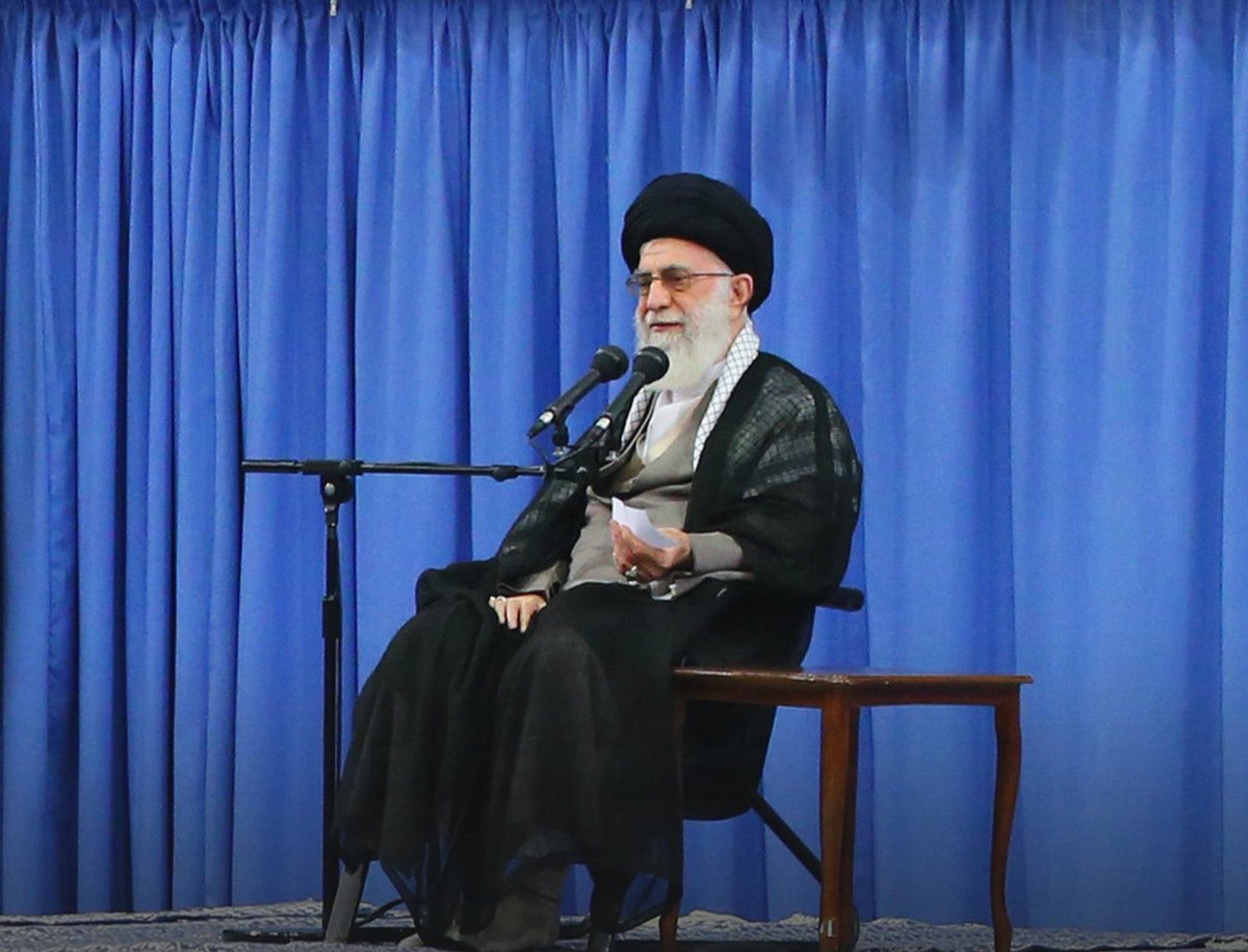 khan76849's tweet photo. امیر المؤمنین نقطه‌ى وحدت است، نه نقطه‌ى افتراق.»
#لبیک_یا_خامنه_ای https://t.co/C7gwSt4CKK