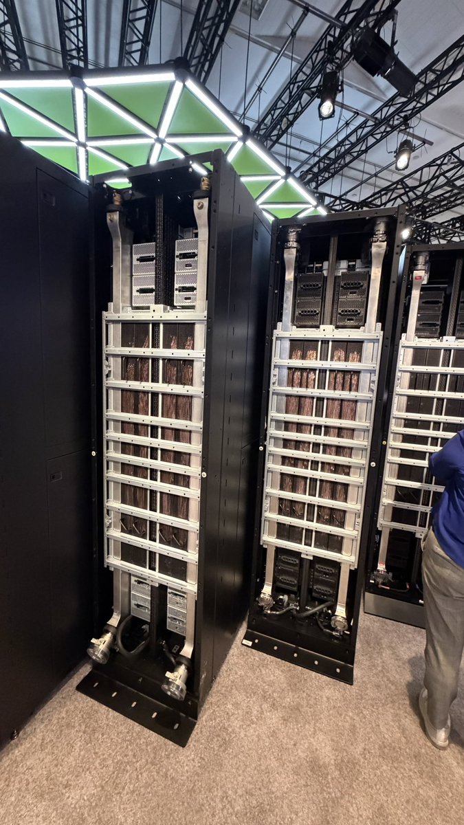 akiraxtwo's tweet photo. NVIDIA 下一代 Vera Rubin NVL72 正式亮相！

•  WiWynn 版
•  Supermicro 版
•  Pegatron 版
•  QCT 版

單機櫃 72 張 GPU 的液冷怪物，即將接棒 Blackwell 成為 2026 年最強 AI 訓練/推理平台！
下一代 AI 超級工廠的硬體骨幹已就位 🔥
#NVIDIA #VeraRubin #NVL72 #GTC #AI #Supercomputing https://t.co/mjNArDUTAl