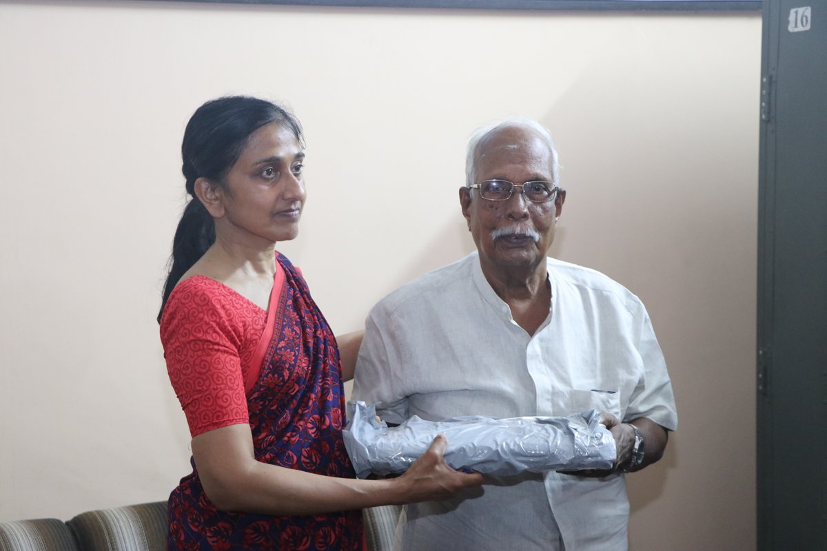 noolaham's tweet photo. மறைந்த பேராசிரியர் கோபாலபிள்ளை மகாதேவா அவர்கள் பாதுகாத்து வைத்திருந்த IATR ஆவணங்கள், அவரது மகளான வைத்திய கலாநிதி உலா மகாதேவா அவர்களால் பேராசிரியர் சி. சிவலிங்கராசா அவர்களிடம் உத்தியோகபூர்வமாகக் கையளிக்கப்பட்டன. https://t.co/ByCOrfaEGB