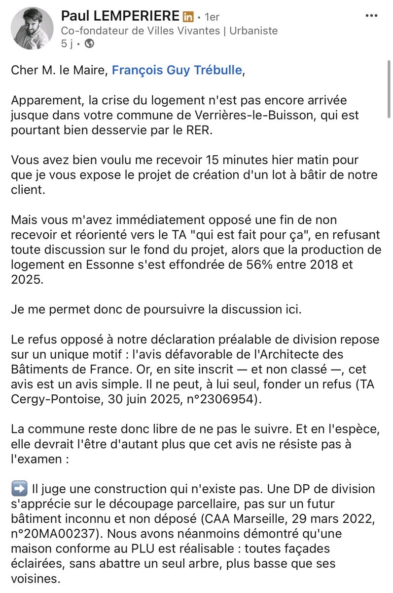 MietDavid's tweet photo. Si nous voulons résoudre la crise du logement, il faut prendre conscience d'une chose importante.

En France, des milliers des personnes travaillent tous les jours :

1/ à empêcher de construire les logements qu'il nous manque, 
2/ sur des terrains dont elles ont une connaissance abstraite, 
3/ en bloquant les projets destinés à de futurs habitants qu'elles n'ont jamais rencontré,
4/ des familles qui ont besoin de se loger pour pouvoir travailler pour des entreprises dont elles n'ont pas idée,
5/ lesquelles entreprises travaillent à fournir des biens et des services à des clients qu'elles n'imaginent pas,
6/ ce qui permet de payer les cotisations finançant les frais de santé et de retraite pour des personnes qu'elles ne visualisent pas.

Ces personnes qui travaillent tous les jours à faire gagner le "camp du NON" au logement, n'appartiennent pas à une corporation en particulier. 

Ce sont :

> parfois des élus, sous pression des riverains, 
> parfois des services instructeurs, sous pression des élus, 
> parfois des techniciens, qui font du zèle sur le concept de la sobriété appliquée aux autres, 
> parfois des riverains, qui attaquent les permis,
> parfois des ABF, qui exercent un pouvoir discrétionnaire,
> parfois des urbanistes, qui conçoivent des règles qui sont légales mais qui, habilement, bloquent les projets,
> parfois des associations de défense de l'environnement qui ne comprennent pas que si une personne n'est pas logée ici, elle sera logée plus loin,
> et parfois un peu de tout cela, en cascade.

La conséquence de tout cela, c'est un enfer quotidien pour les opérateurs, les professionnels de l'acte de bâtir, et :

- des faillites,
- une pénurie de droits à bâtir qui fait exploser les prix des terrains,
- des Français logés trop loin,
- des chèques carburant pour les grands rouleurs,
- des étudiants qui abandonnent leurs études,
- des employés qui renoncent à des contrats de travail faute de logement,
- l'économie française qui entre en récession, et qui s'endette,
- l'étalement urbain qui se poursuit et qui continue sa destruction des terres naturelles et agricoles qui ont une valeur réelle,
- les émissions de carbone qui augmentent avec les km parcourus en voiture, et qui accélèrent encore le changement climatique.

Ce travail du camp du NON est un travail de fourmis. Il est partout, depuis la rédaction des règles des PLU, jusque dans leur application.

Pour défaire cette pénurie de logement dans les secteurs dynamiques du pays, nous allons devoir lever le voile et rendre public, projet par projet, cet empêchement généralisé. 

Non pas pour remplacer les instances d'instruction du droit des sols et celles qui permettent de faire un recours.

Mais, 
1/ pour que le camp du OUI prenne conscience de la profondeur de la difficulté,
2/ pour que l'asymétrie soit légèrement rétablie. 

Refuser ne comporte aucun risque.
Dire OUI, demande du courage.
Faisons en sorte que dire NON demande un peu de courage également, à partir de maintenant.