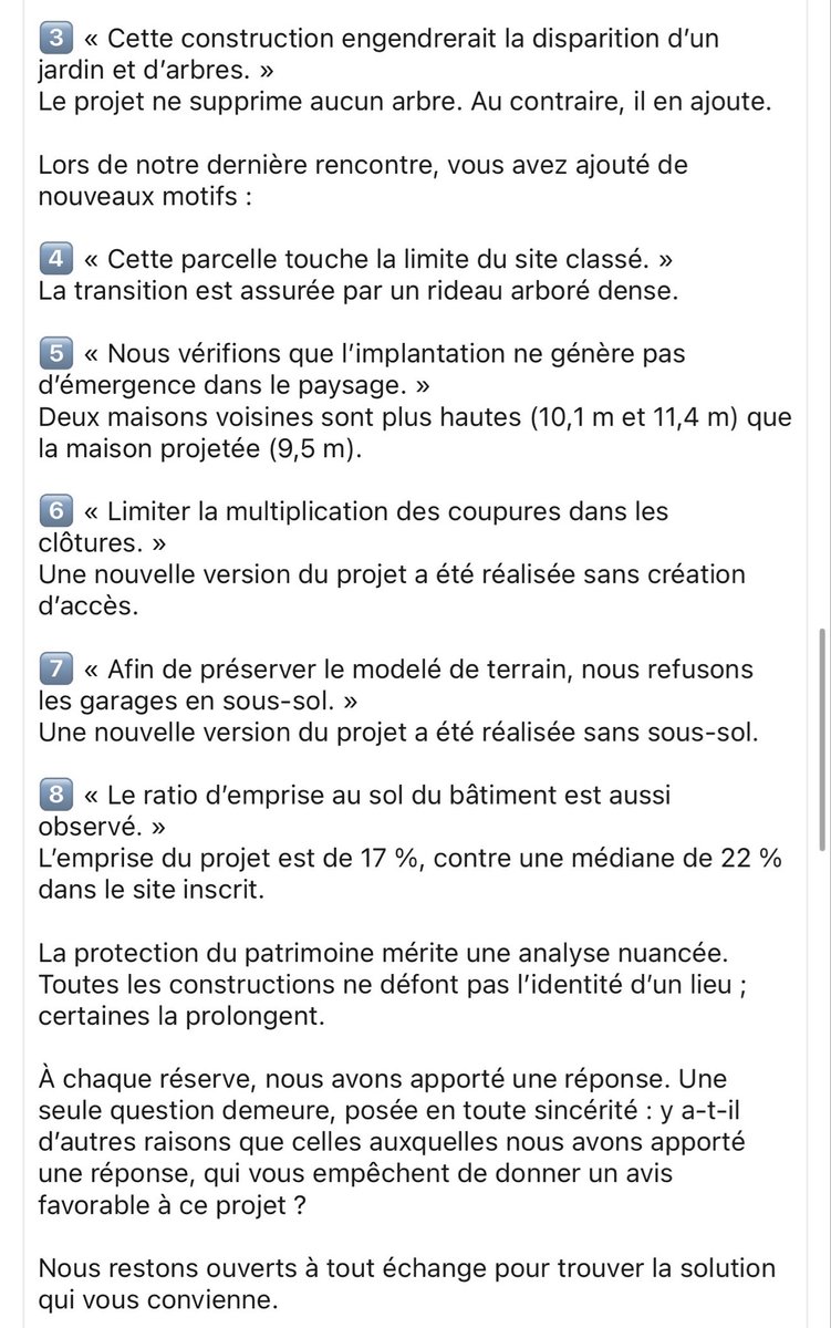 MietDavid's tweet photo. Si nous voulons résoudre la crise du logement, il faut prendre conscience d'une chose importante.

En France, des milliers des personnes travaillent tous les jours :

1/ à empêcher de construire les logements qu'il nous manque, 
2/ sur des terrains dont elles ont une connaissance abstraite, 
3/ en bloquant les projets destinés à de futurs habitants qu'elles n'ont jamais rencontré,
4/ des familles qui ont besoin de se loger pour pouvoir travailler pour des entreprises dont elles n'ont pas idée,
5/ lesquelles entreprises travaillent à fournir des biens et des services à des clients qu'elles n'imaginent pas,
6/ ce qui permet de payer les cotisations finançant les frais de santé et de retraite pour des personnes qu'elles ne visualisent pas.

Ces personnes qui travaillent tous les jours à faire gagner le "camp du NON" au logement, n'appartiennent pas à une corporation en particulier. 

Ce sont :

> parfois des élus, sous pression des riverains, 
> parfois des services instructeurs, sous pression des élus, 
> parfois des techniciens, qui font du zèle sur le concept de la sobriété appliquée aux autres, 
> parfois des riverains, qui attaquent les permis,
> parfois des ABF, qui exercent un pouvoir discrétionnaire,
> parfois des urbanistes, qui conçoivent des règles qui sont légales mais qui, habilement, bloquent les projets,
> parfois des associations de défense de l'environnement qui ne comprennent pas que si une personne n'est pas logée ici, elle sera logée plus loin,
> et parfois un peu de tout cela, en cascade.

La conséquence de tout cela, c'est un enfer quotidien pour les opérateurs, les professionnels de l'acte de bâtir, et :

- des faillites,
- une pénurie de droits à bâtir qui fait exploser les prix des terrains,
- des Français logés trop loin,
- des chèques carburant pour les grands rouleurs,
- des étudiants qui abandonnent leurs études,
- des employés qui renoncent à des contrats de travail faute de logement,
- l'économie française qui entre en récession, et qui s'endette,
- l'étalement urbain qui se poursuit et qui continue sa destruction des terres naturelles et agricoles qui ont une valeur réelle,
- les émissions de carbone qui augmentent avec les km parcourus en voiture, et qui accélèrent encore le changement climatique.

Ce travail du camp du NON est un travail de fourmis. Il est partout, depuis la rédaction des règles des PLU, jusque dans leur application.

Pour défaire cette pénurie de logement dans les secteurs dynamiques du pays, nous allons devoir lever le voile et rendre public, projet par projet, cet empêchement généralisé. 

Non pas pour remplacer les instances d'instruction du droit des sols et celles qui permettent de faire un recours.

Mais, 
1/ pour que le camp du OUI prenne conscience de la profondeur de la difficulté,
2/ pour que l'asymétrie soit légèrement rétablie. 

Refuser ne comporte aucun risque.
Dire OUI, demande du courage.
Faisons en sorte que dire NON demande un peu de courage également, à partir de maintenant.
