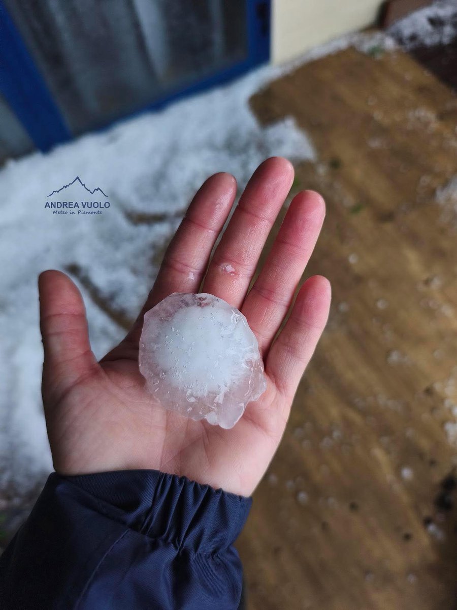 ExtremeMeteo's tweet photo. Même si on a eu quelques orages forts notamment entre le Gard et les Alpes Maritimes en passant par le Vaucluse, avec parfois malheureusement des dégâts sur les vignes et les cultures en général à cause de la grêle (notamment près d'Apt 84), les orages les plus violents ont concerné la plaine du Pô en Italie.

Orages souvent supercellulaires causant de gros dégâts à cause de la grêle parfois de grosse taille (on a relevé des grêlons jusqu'à 6 cm de diamètre - ça correspond à la prévision), des rafales descendantes jusqu'à environ 120 km/h localement et des inondations/ruissellements localisés.

Source photos : Meteo Piemonte - compte X Italia 24h