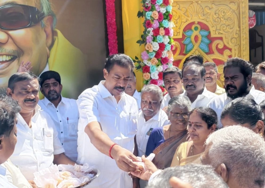 Mayorilamathi's tweet photo. முத்தமிழ் அறிஞர் தமிழினத் தலைவர் டாக்டர் கலைஞர் அவர்களின் பிறந்த நாளை முன்னிட்டு  மாவட்ட கழக அலுவலகம் கலைஞர் மாளிகையில் தலைவரின் திருவுருவ படத்திற்கு, மலர் தூவி   திண்டுக்கல் கிழக்கு மாவட்ட செயலாளர் திண்டுக்கல் சட்டமன்ற உறுப்பினர் மதிப்பிற்குரிய https://t.co/3qy63uTeK2