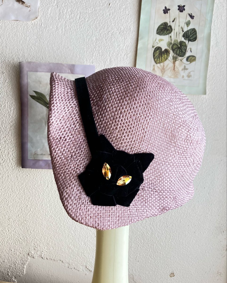 bara_hime's tweet photo. モガボンネっこ🐈‍⬛ピンクも作りました🩷

巻薔薇を猫に…
何でも猫にしたい猫好き🐈
同じような方おられるかなぁ？

秋に京都で猫をテーマにした個展をするので猫の作品を増やしていこうと思います🐈‍⬛
🐈‍⬛
🐈‍⬛
🐈‍⬛
今週は
『サロンドシャトーⅢ』
6/7(日)
11:00-16:30
本蓮沼駅A2から徒歩7分
Studio Be3号館 https://t.co/QhUOhuxv1s