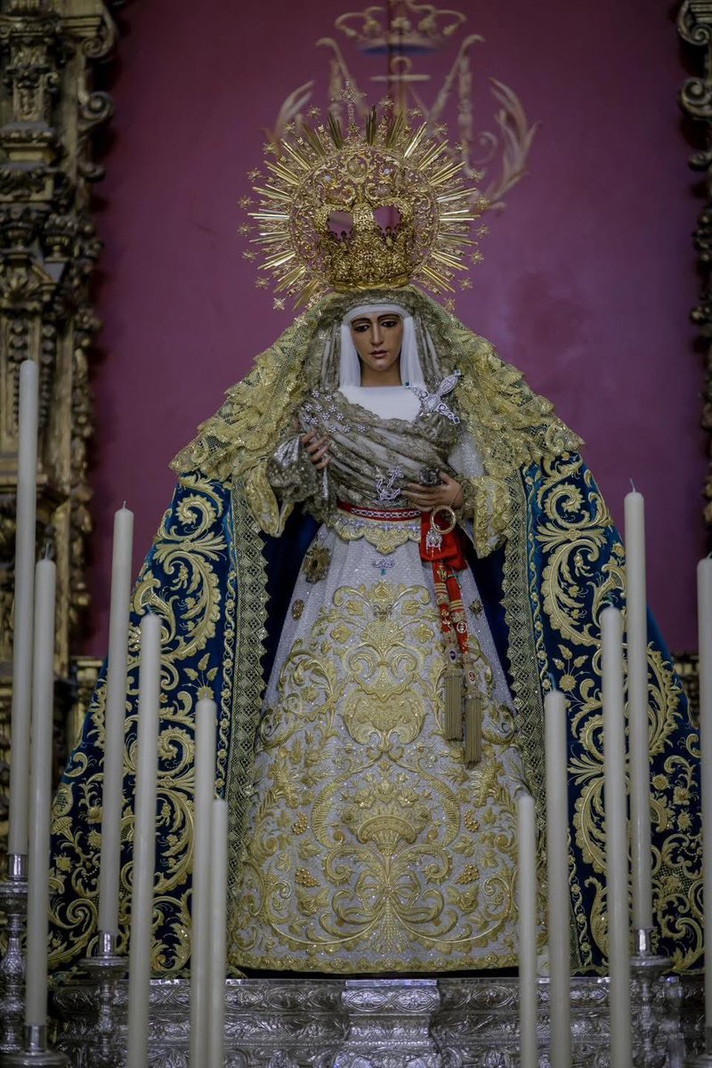 antonioluru98's tweet photo. Que rara en cada foto oficial de la hermandad. No se corresponde en absoluto a la visión de la virgen en directo. Está radiante https://t.co/bQvcCZx2ko