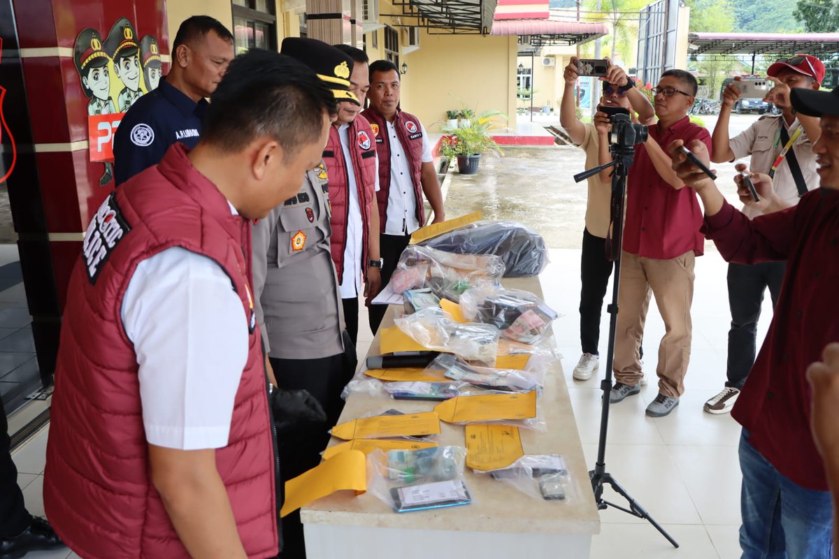 Polrestapteng's tweet photo. Polres Tapanuli Tengah Amankan 10 Tersangka dan Sita Ratusan Gram Sabu-Sabu https://t.co/uspQL0A5YR https://t.co/zQYYCZdLb6