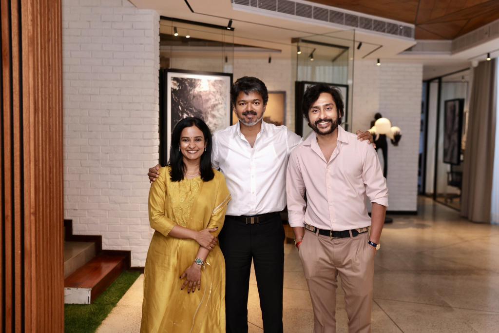 RPAD37's tweet photo. We all know how good friends @actorvijay sir and @Suriya_offl  sir are in real life.
@RJ_Balaji meeting Vijay sir and tweeting "started it all" is purely about the commercial or script discussions that happened between them initially. https://t.co/cIoL3rxZKs