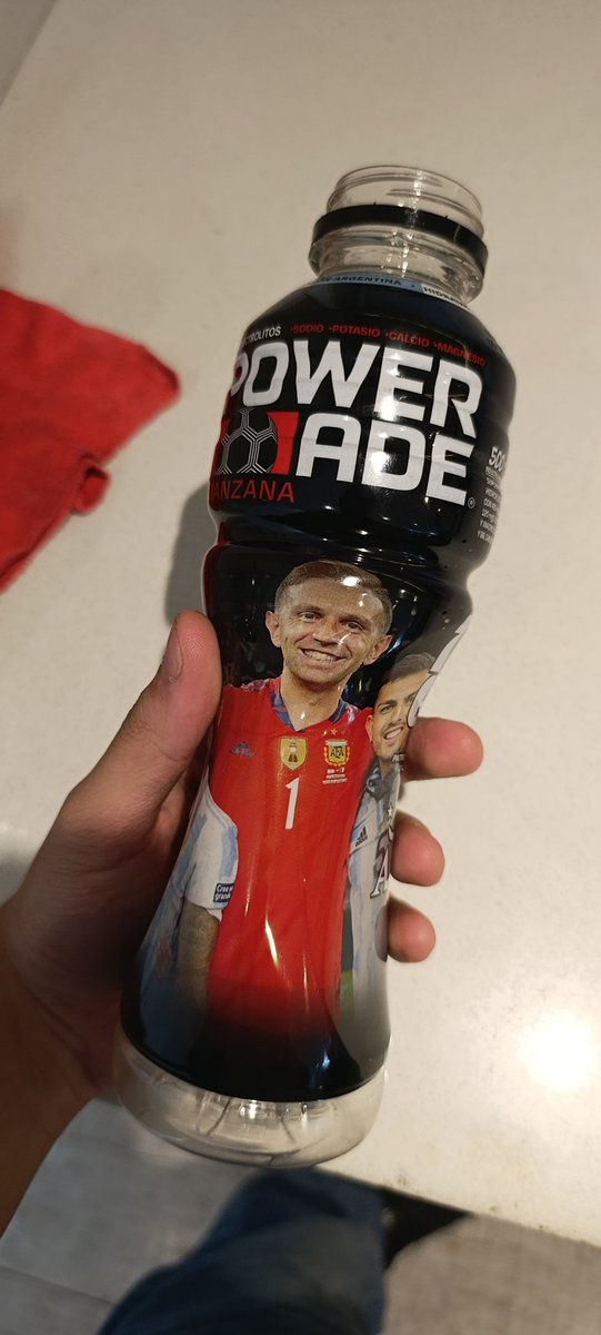 DonTukii's tweet photo. me compré una Gatorade y el Dibu parece el meme ese de Ibai todo chupado y cabezón alguien lo tiene porfa https://t.co/IZJjoZQMnU