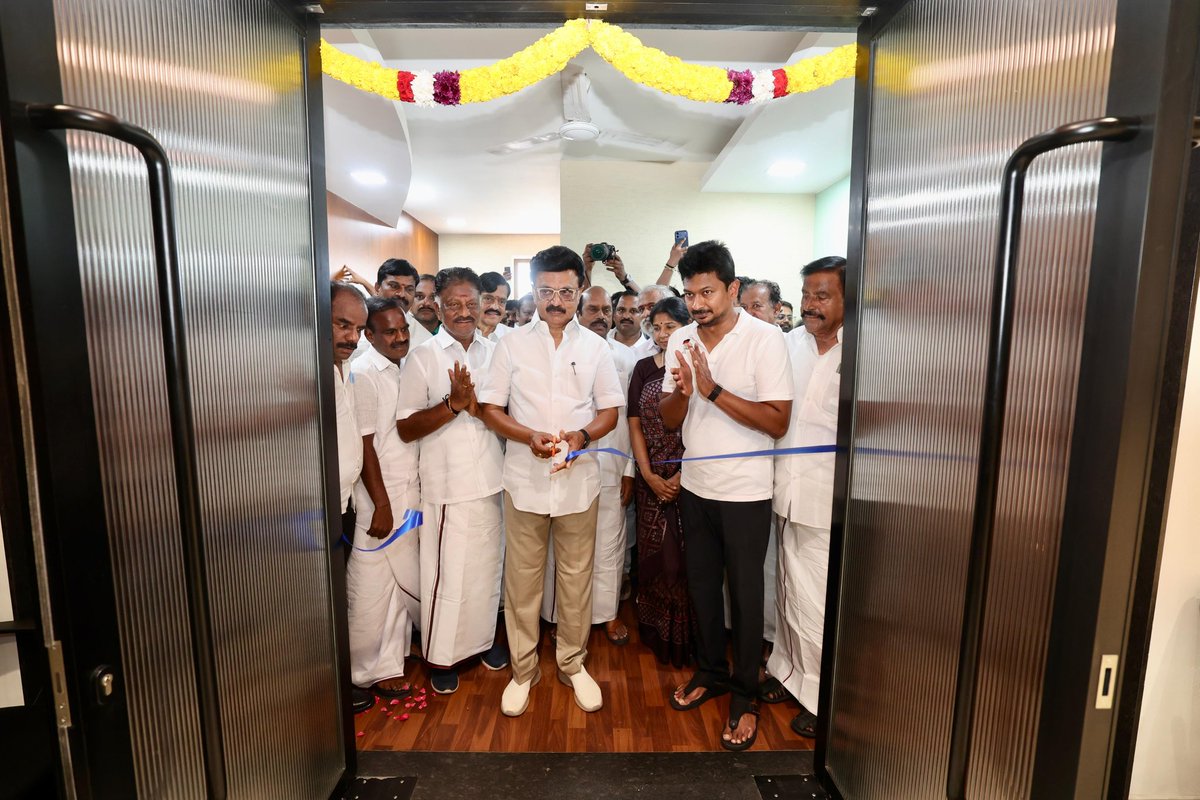 Udhaystalin's tweet photo. முத்தமிழறிஞர் கலைஞர் அவர்களின் பிறந்தநாளான இன்று,
 நம் @dmk_youthwing-ன் தலைமையகமான அன்பகத்தில், கழகத் தலைவர் @mkstalin அவர்கள் 75 அடி உயர கம்பத்தில் கழகத்தின் இருவண்ணக் கொடியை ஏற்றி வைத்து, தந்தை பெரியார்-பேரறிஞர் அண்ணா-முத்தமிழறிஞர் கலைஞர் ஆகியோரின் மார்பளவுச் சிலைகளைத் திறந்துவைத்தார். 

மேலும், அன்பகத்தின் புதுப்பிக்கப்பட்ட அலுவலகத்தைத் திறந்துவைத்து, இளைஞர் அணி மேற்கொண்டுவரும் ஆக்கப் பணிகளைப் பார்வையிட்டார். 

முத்தமிழறிஞர் கலைஞர் வழிநின்று- கழகத் தலைவர் தலைமையில் திராவிட இயக்க இலட்சியங்களை வென்றெடுக்க,
 கழக இளைஞர் அணி என்றும் துணை நிற்கும்! 

#KalaignarForever #Kalaignar103