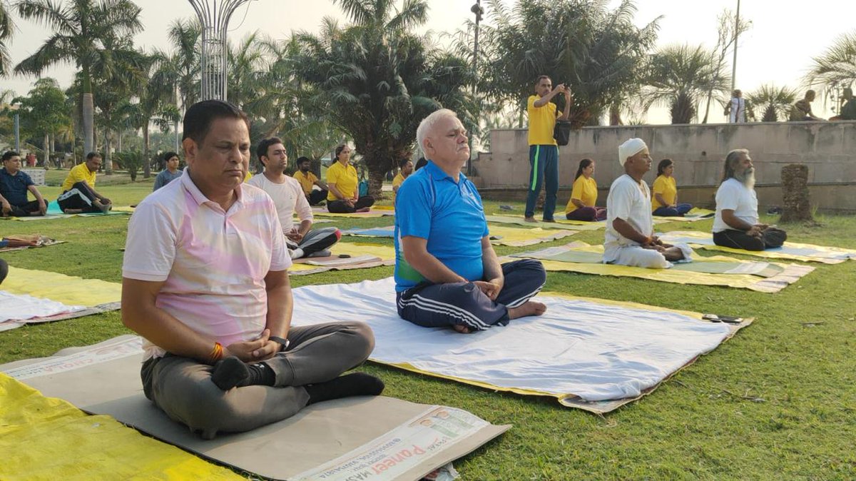IASDurgaSM's tweet photo. विगत 31 मई, 2026 यानि रविवार को मुझे लखनऊ के जनेश्वर मिश्र पार्क में भारतीय आदर्श योग संस्थान द्वारा आगामी 21 जून को आयोजित होने वाले बारहवें अंतर्राष्ट्रीय योग दिवस की तैयारी के लिए शुरू किए गए प्रथम अभ्यास सत्र में भाग लेते हुए शुभारंभ करने का सुअवसर मिला। 

योगाचार्य कृष्ण दत्त मिश्र की अध्यक्षता में इस संस्थान का अप्रैल, 2022 में उत्तर प्रदेश के मुख्य सचिव के रूप शुभारंभ करने का सौभाग्य मिला था। तबसे इस वर्ष यह संस्थान लगातार बढ़ता ही जा रहा है। इस वर्ष लखनऊ में अपने प्रशिक्षित स्वैच्छिक कार्यकर्ताओं के माध्यम से 30 स्थानों पर आयुष मंत्रालय के प्रोटोकॉल के अनुसार यह संस्थान प्रशिक्षण देगा। 20 जून को जनेश्वर मिश्र पार्क में वृहद स्तर पर और 21 जून को संगीत नाटक अकादमी प्रांगण में योगाभ्यास कराएगा। 

#Yoga #Meditation #Fitness