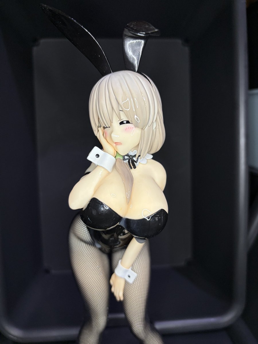 FNaokii's tweet photo. どうやっても精液が谷間から滑り落ちて足元に溜���る事から逃げられません🤣
一滴だけ右腕超えて腰から股間に流れてくれてますね😁
髪顔体がテカテカになって大満足です🥰🥰

#ぶっかけフィギュア https://t.co/9BaGte9Frq