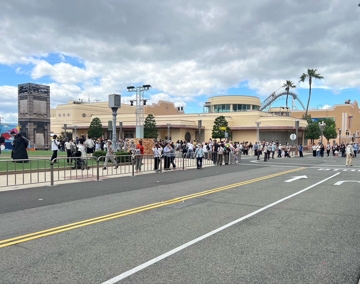 hi_usj's tweet photo. 久々にパレード楽しんだ🥰
1st見てから先回りしても最前取れるくらい空いてて良き⭐️
カメラ持ってくればよかったなぁ〜📸
最後尾の周年ロゴはいつからあるのかな🤔
#USJファン https://t.co/3OF1aU7bs7