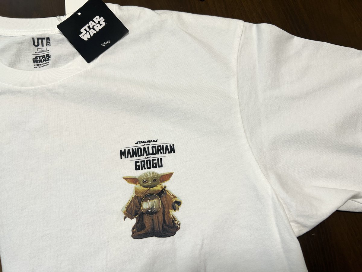 warashibe's tweet photo. ユニクロ「UT」でマンダロリアン＆グローグーのTシャツを買っちゃった🚀

胸に緑のちっちゃい子が、背面に大きく二人乗りのシーンがプリントされてる。(1,990円)

#themandalorianandgrogu  
#マンダロリアンアンドグローグー https://t.co/tZp84otzhz