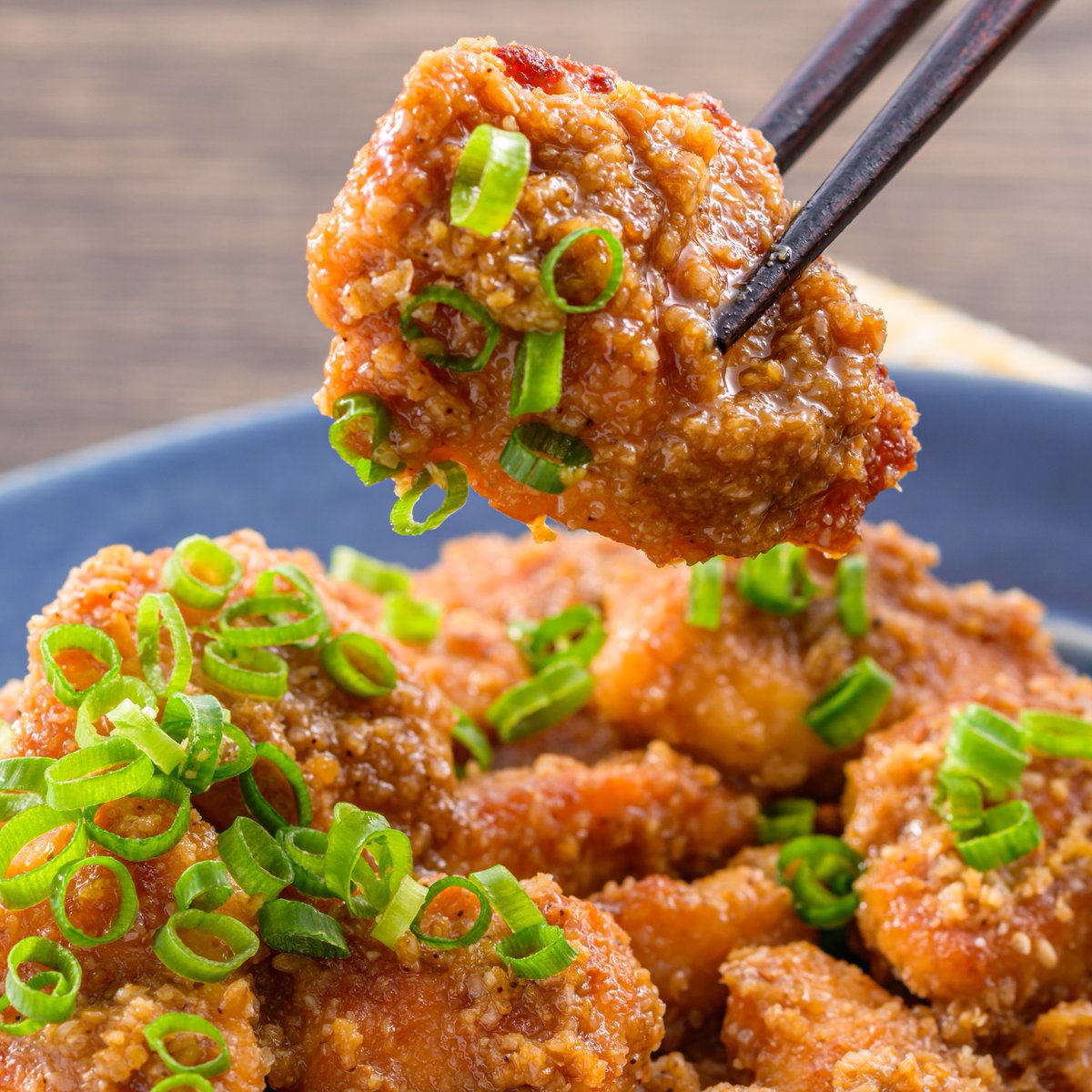 mizkan_official's tweet photo. 鶏むね肉、パサつかせません。

下味をつけた鶏むね肉に小麦粉をまぶして焼いたら、
カンタン酢入りのたれとすりごまであえるだけ。

たんぱく質も摂れる「ごまたっぷり甘酢チキン」♪
香ばしい甘酢味で、ごはんがすすみます！ https://t.co/kaI1XpfbQM
