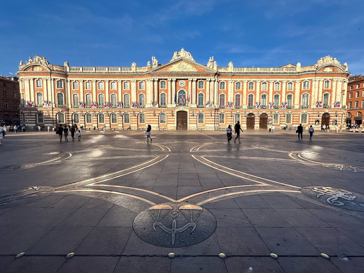 FNeupont's tweet photo. #Toulouse #France #Occitanie

1 - L'église des Jacobins et son palmier, fin 13ème siècle. 
2 - La façade du Capitole (moitié 18ème siècle) et la croix occitane. 
3 - La basilique Saint-Sernin, 11ème-12ème siècles.
4 - La Toulouse School of Economics (TSE) et le canal de Brienne. https://t.co/liVHOirj1F