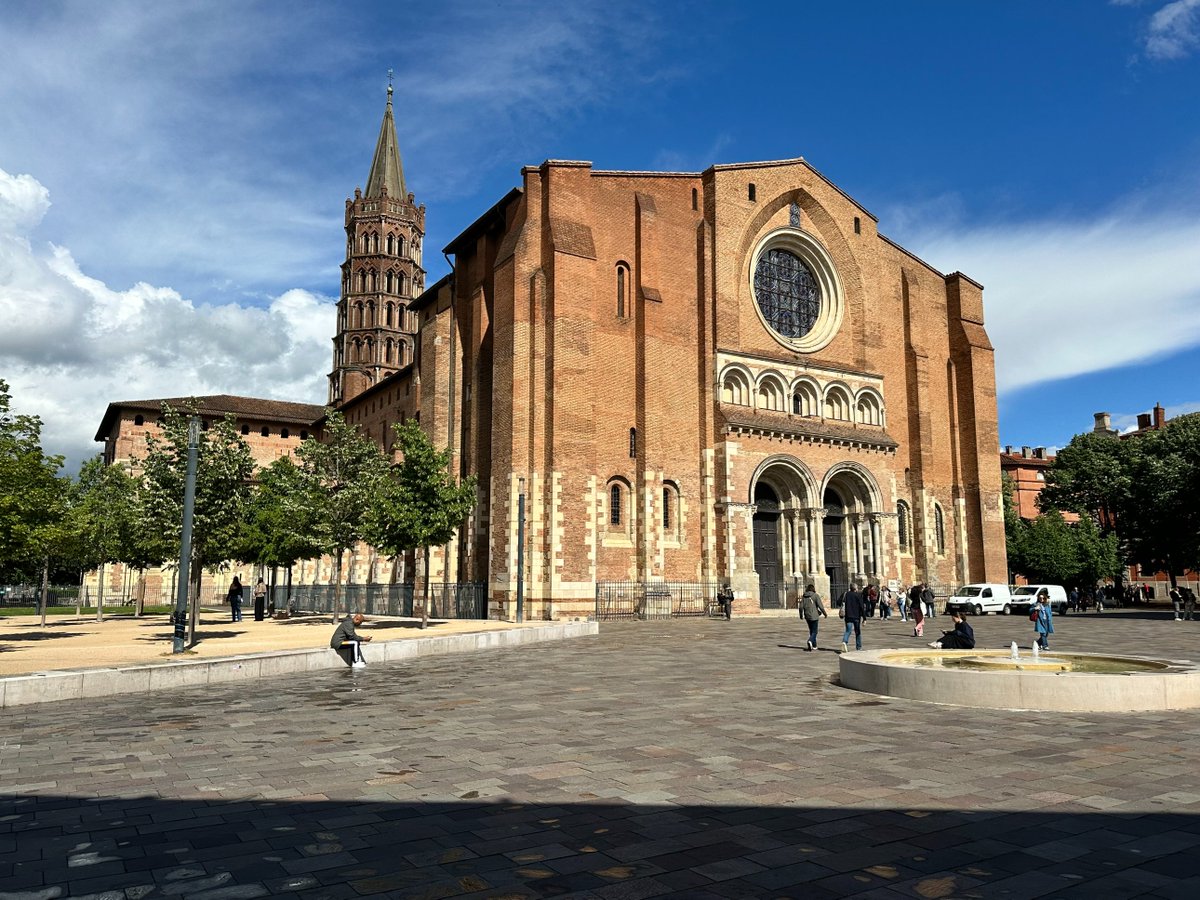 FNeupont's tweet photo. #Toulouse #France #Occitanie

1 - L'église des Jacobins et son palmier, fin 13ème siècle. 
2 - La façade du Capitole (moitié 18ème siècle) et la croix occitane. 
3 - La basilique Saint-Sernin, 11ème-12ème siècles.
4 - La Toulouse School of Economics (TSE) et le canal de Brienne. https://t.co/liVHOirj1F