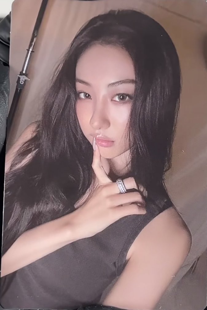 dailygawon's tweet photo. her photocard will be EXPENSIVE https://t.co/VpVX77coLo