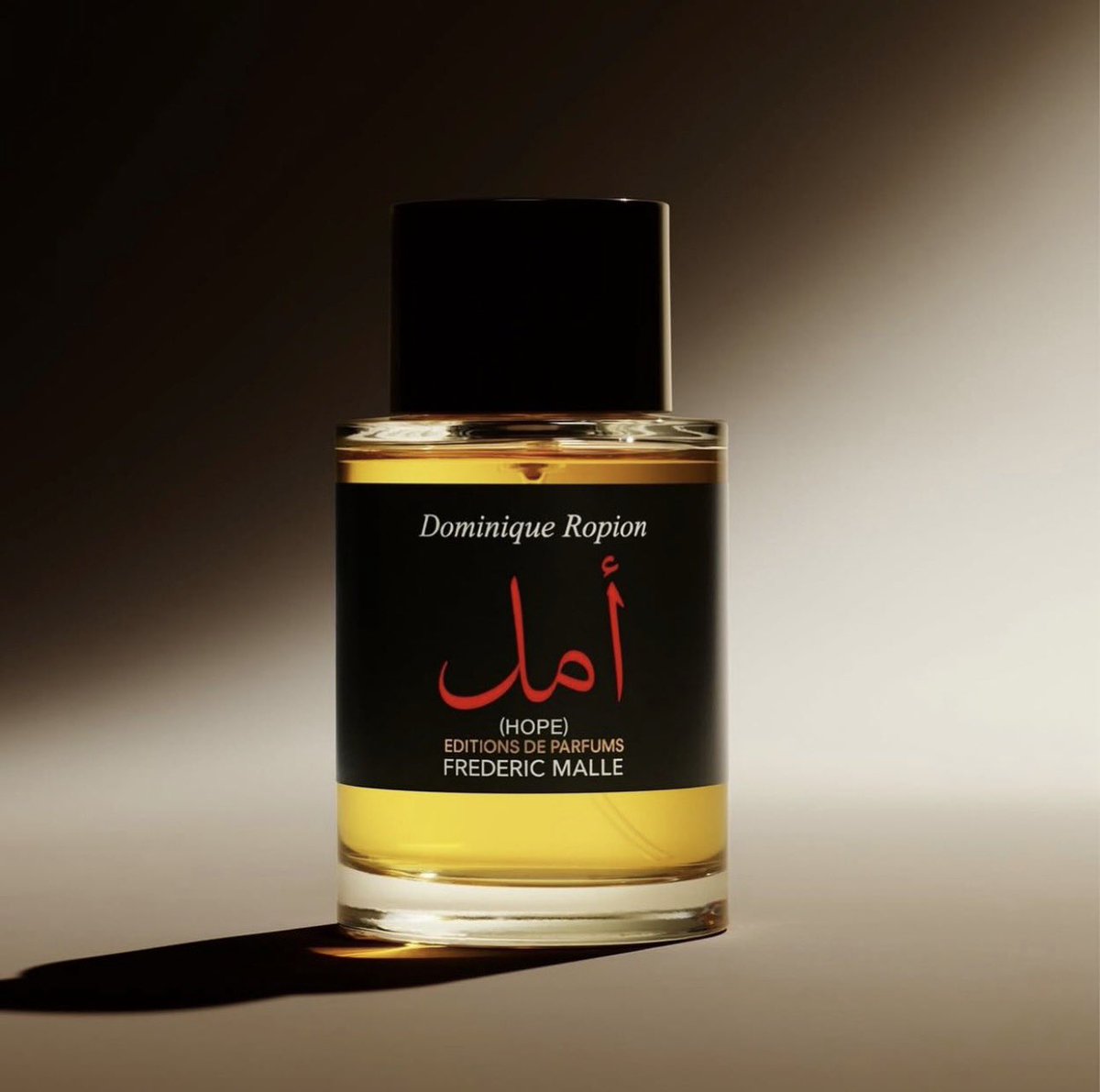 otor200's tweet photo. وأنا أجول تعثرت بأمل !!
 العطر يشبه عطر الوعد من نفس هذه الدار، 
ولكنه أكثر خفّة، وأقل حدة !
وكأنه بعد الوعد يأتي الأمل.. 
ومن لم يتقبل عطر الوعد لوجود الرائحة الحيوانية، 
سيكون عطر أمل أملاً باقتنائه !!
 العطر يقف ما بين عطر الوعد وعطر القمر ؛
ليزرع في نفسك الأمل عند استنشاق 
عبير عطر أمل !!!
 #رابطة_عشاق_العطور