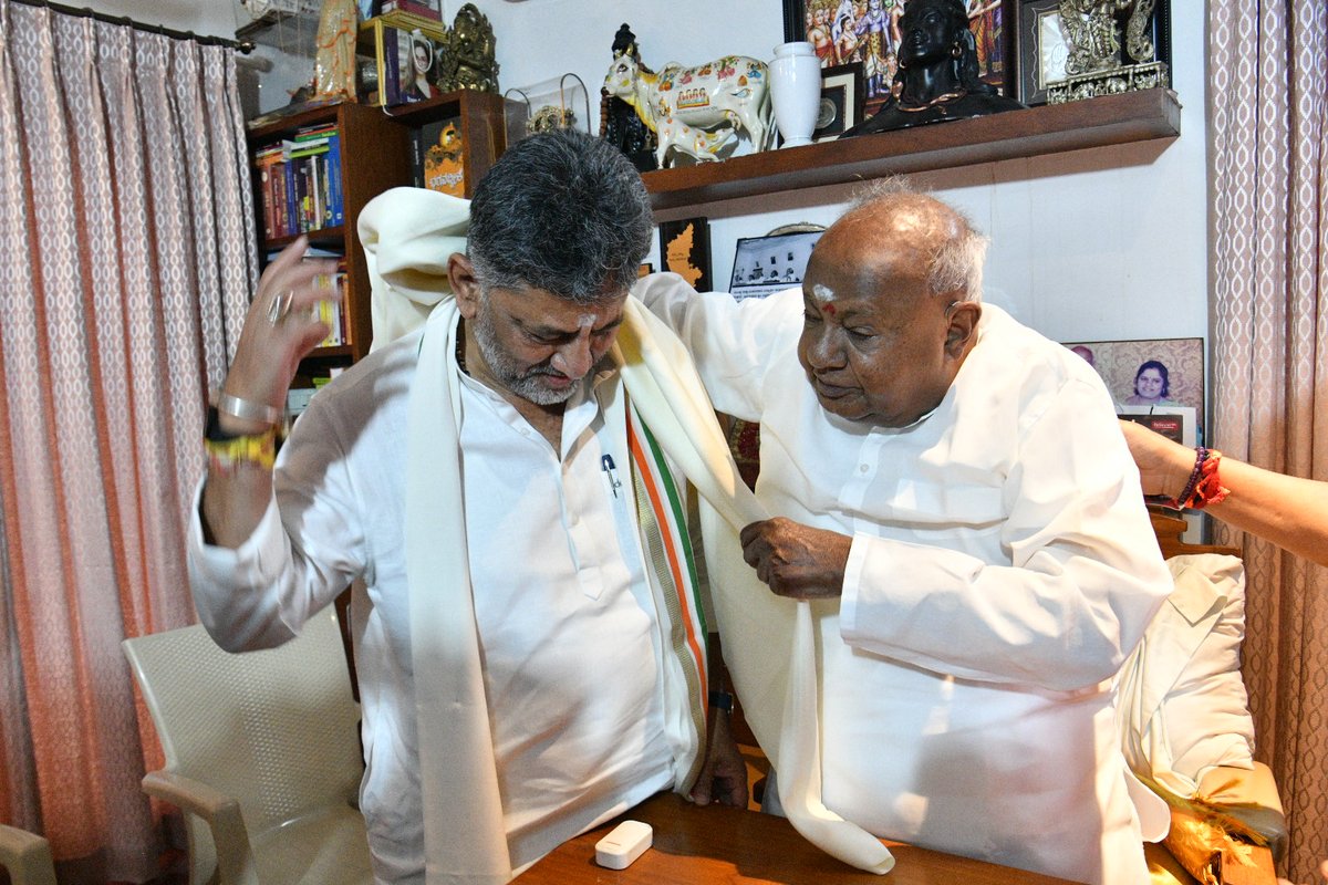 XpressBengaluru's tweet photo. CM designate @DKShivakumar before taking oath, seeks blessings of former PM @H_D_Devegowda at his residence 

@NewIndianXpress @santwana99 @ramupatil_TNIE @Cloudnirad https://t.co/Pc6l0viSnY