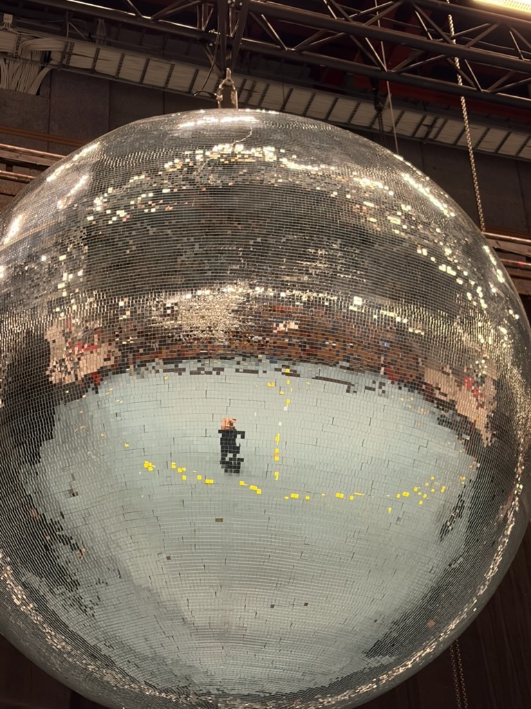 Gearwise_se's tweet photo. Mirrorball 200cm in Amptown case
2m mirrorball with motor &amp; controller, in case.

Visit our website for price, more information and our complete range of premium used audio, lighting, video and staging equipment from the nordics. Worldwide delivery 📦🌍

#GearWise #EventTech https://t.co/Zvw9ZZkgBH