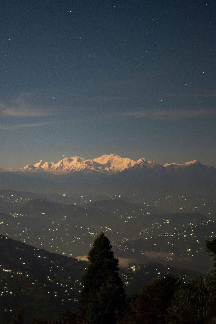india_plus_'s tweet photo. Golden hour glow at Kanchenjunga, Sikkim 😍 https://t.co/nz2N9zPD7g