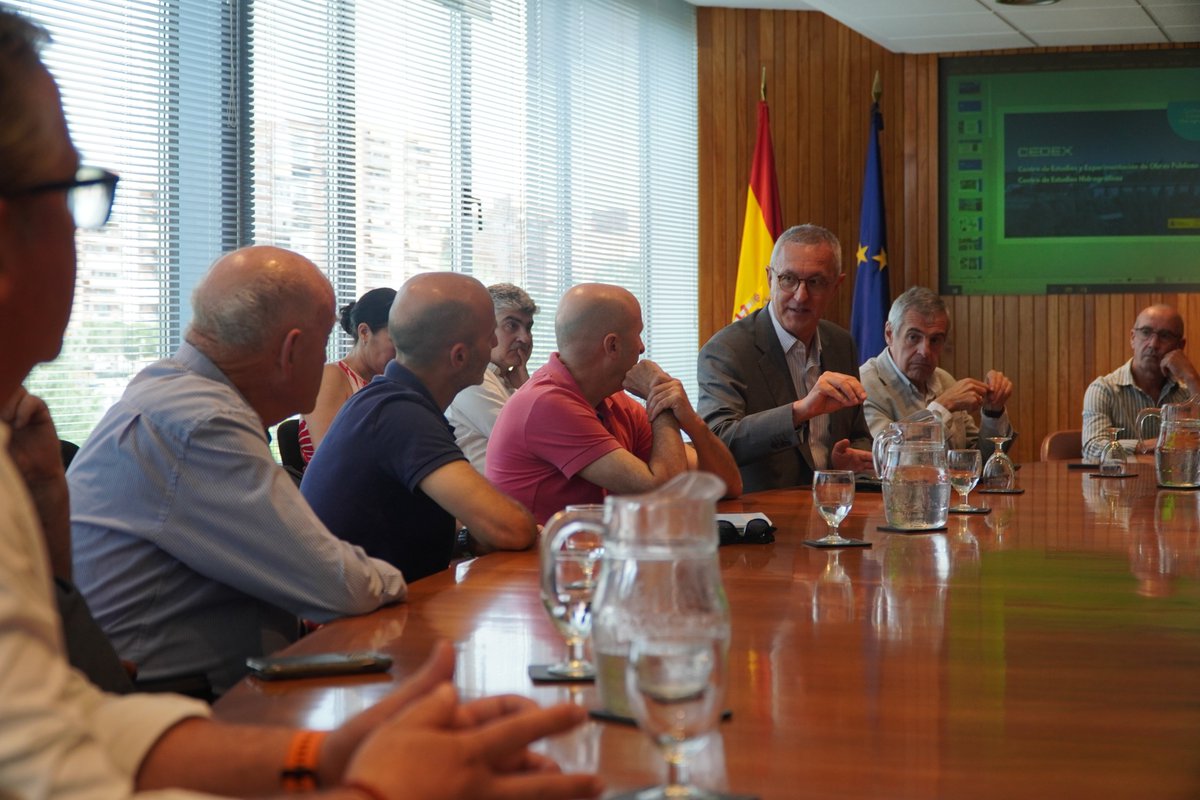 CHJucar's tweet photo. 🟢 Este martes visitamos el Centro de Estudios Hidrográficos del @CEDEX_es junto a los usuarios del embalse del Regajo para conocer el proyecto de adecuación de la presa.

🔗 Una actuación que mejorará la seguridad y permitirá aumentar sustancialmente su capacidad de desagüe.

👇 https://t.co/6luyDdpgH3