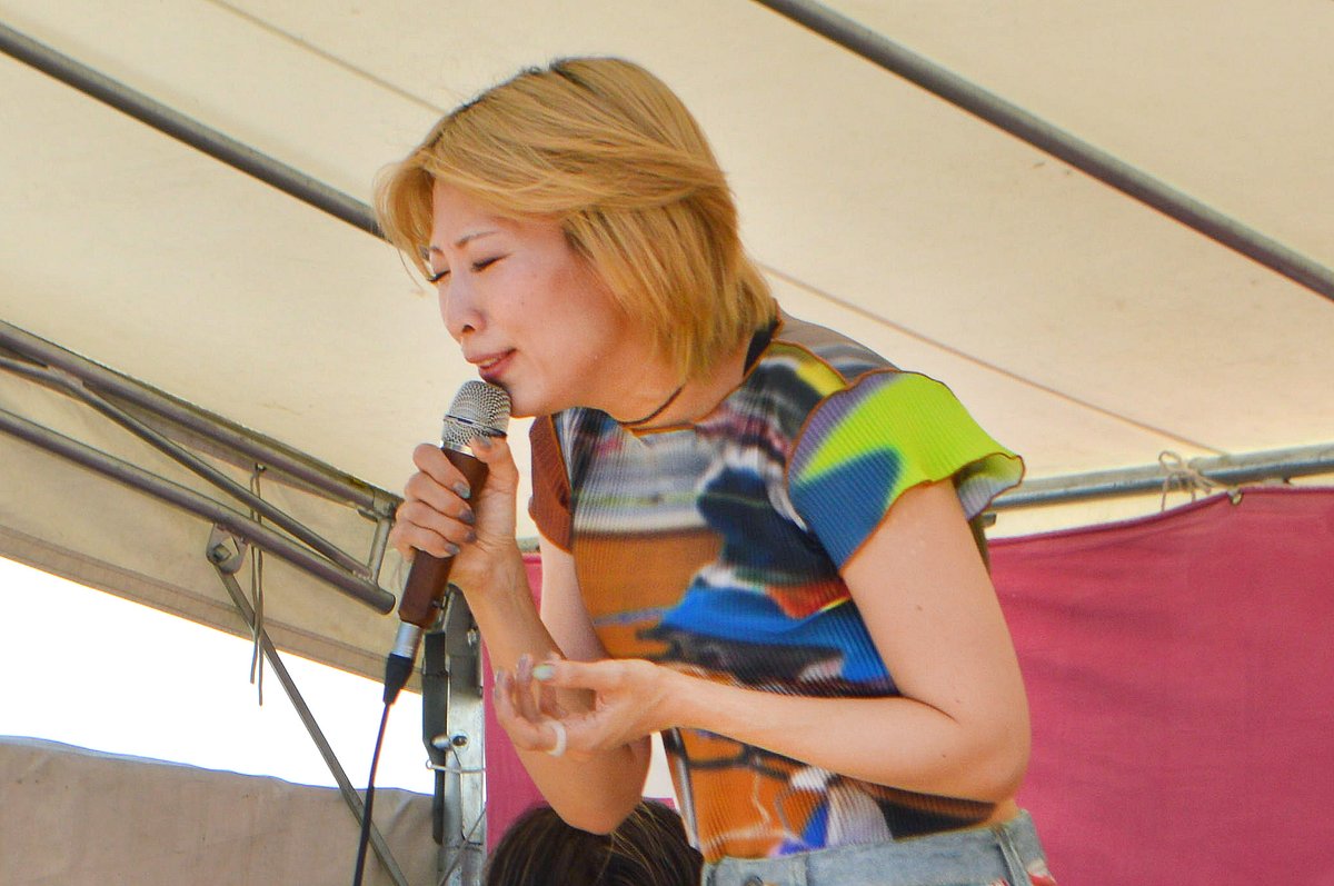 tezukayama_mf's tweet photo. ＼熱い歌声が響き渡る／
#帝塚山音楽祭  #イベント  #草野華余子
土曜日メインステージのもう一人のゲスト
草野草野華余子さん。
アニメ『鬼滅の刃』オープニング曲『紅蓮華』では
会場が沸き立ち、全力投球のステージを披露してくださいました。 https://t.co/ZX21hQ8LO8