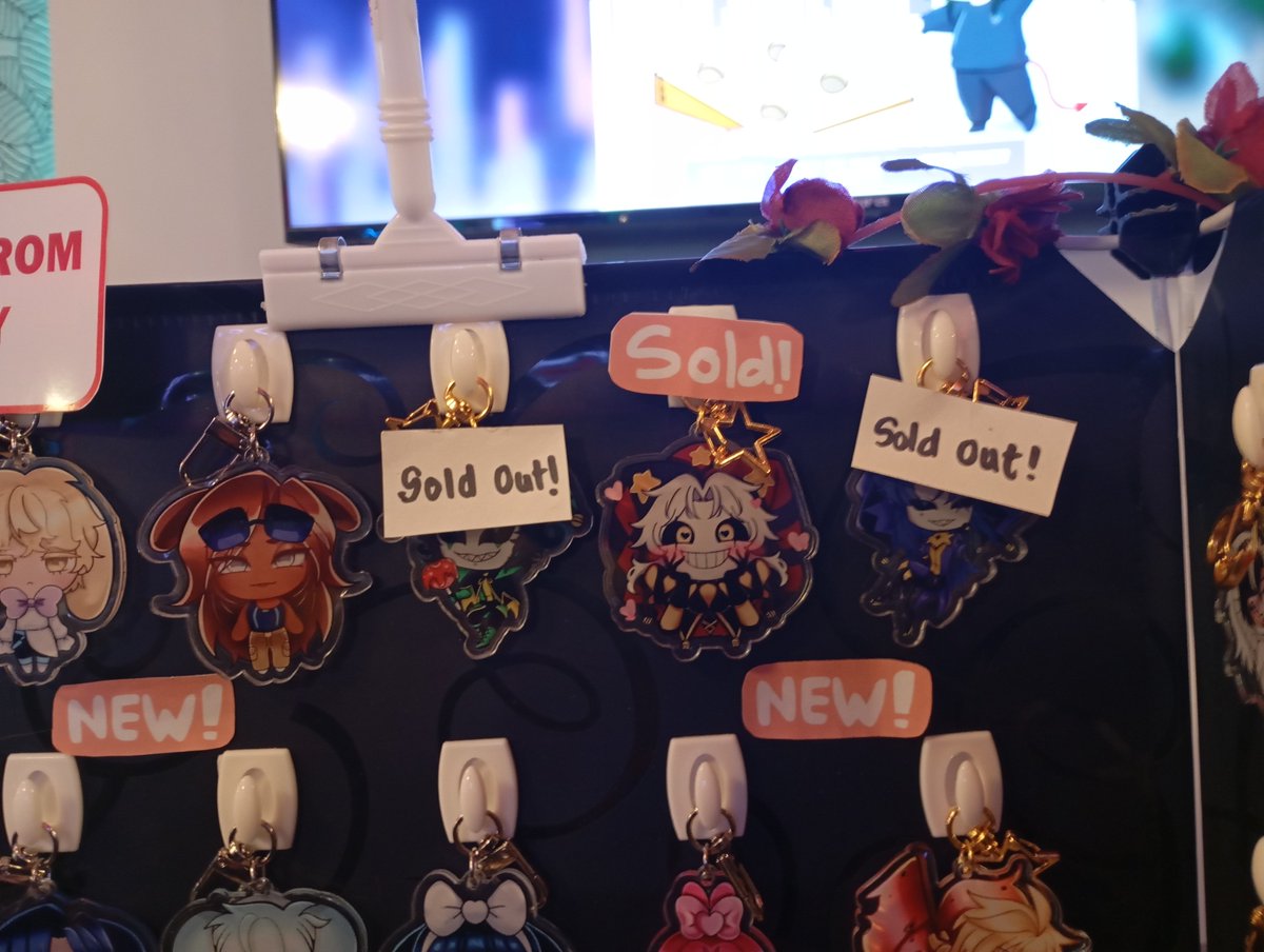demonalexsa's tweet photo. Heyyy i still a life here 😭 I just had my big event  2 days ago for 3 days It is Very tiring and crowded 
I will resume back becus i not feeling well

Just wanna share that i made tfc merch for this event and is when sold out in 2 days only 😭✨✨ 
( I wish I could sell interna) https://t.co/lX5xg9p09M